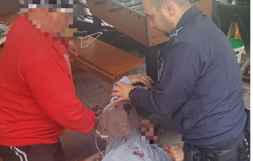 Hős rendőr mentette meg egy férfi életét: fadarabolás közben vágta át az artériáját, ha nincs az egyenruhás, azonnal meghalt volna