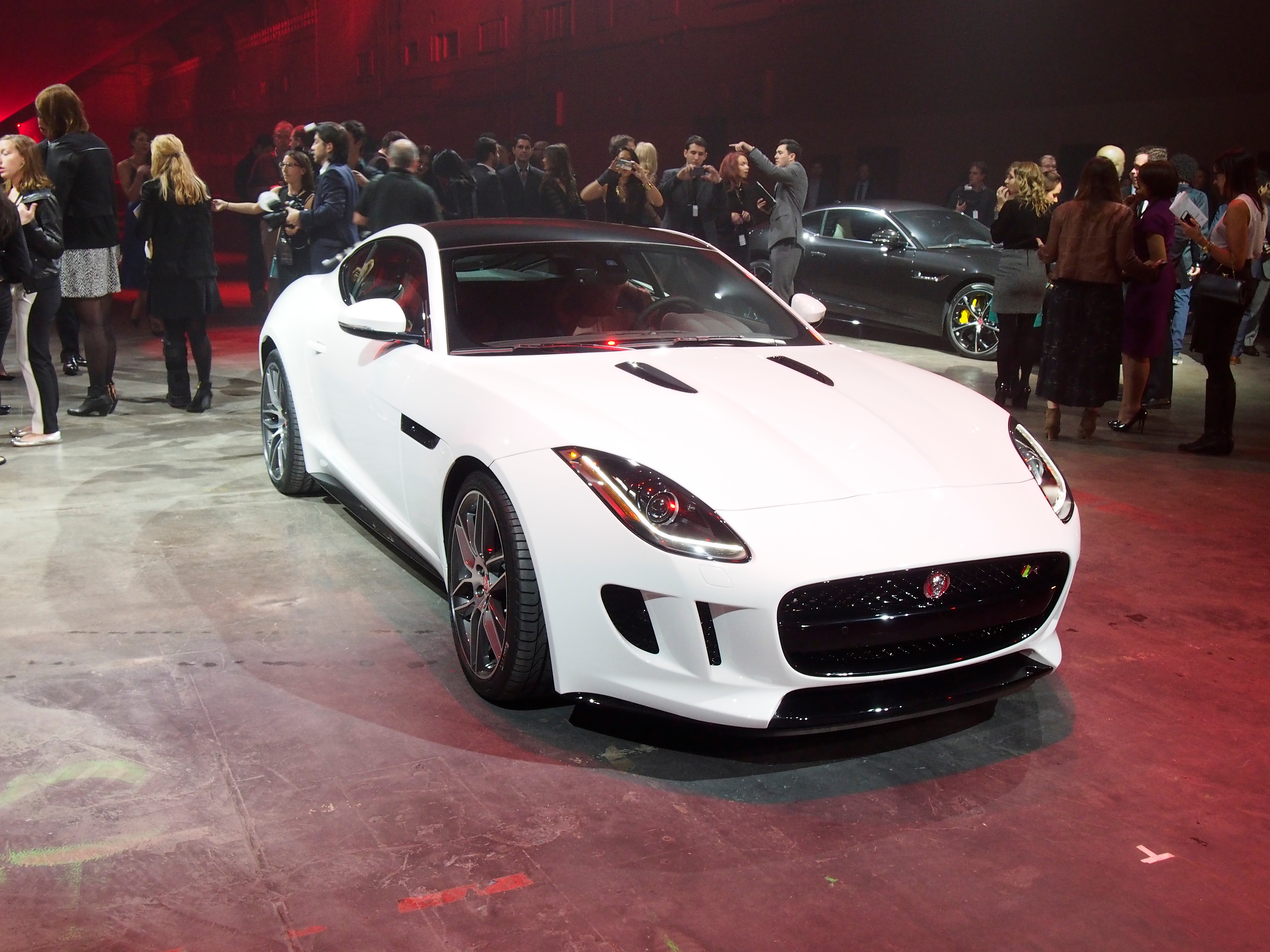 Najsilniejsza wersja to F-TYPE R Coupé, z silnikiem 5-litrowym V8 supercharged o mocy 550 KM oraz 680Nm, osiąga 100 km/h w 4.2 s. Prędkość maksymalna to 300 km/h (ograniczona elektronicznie)...
