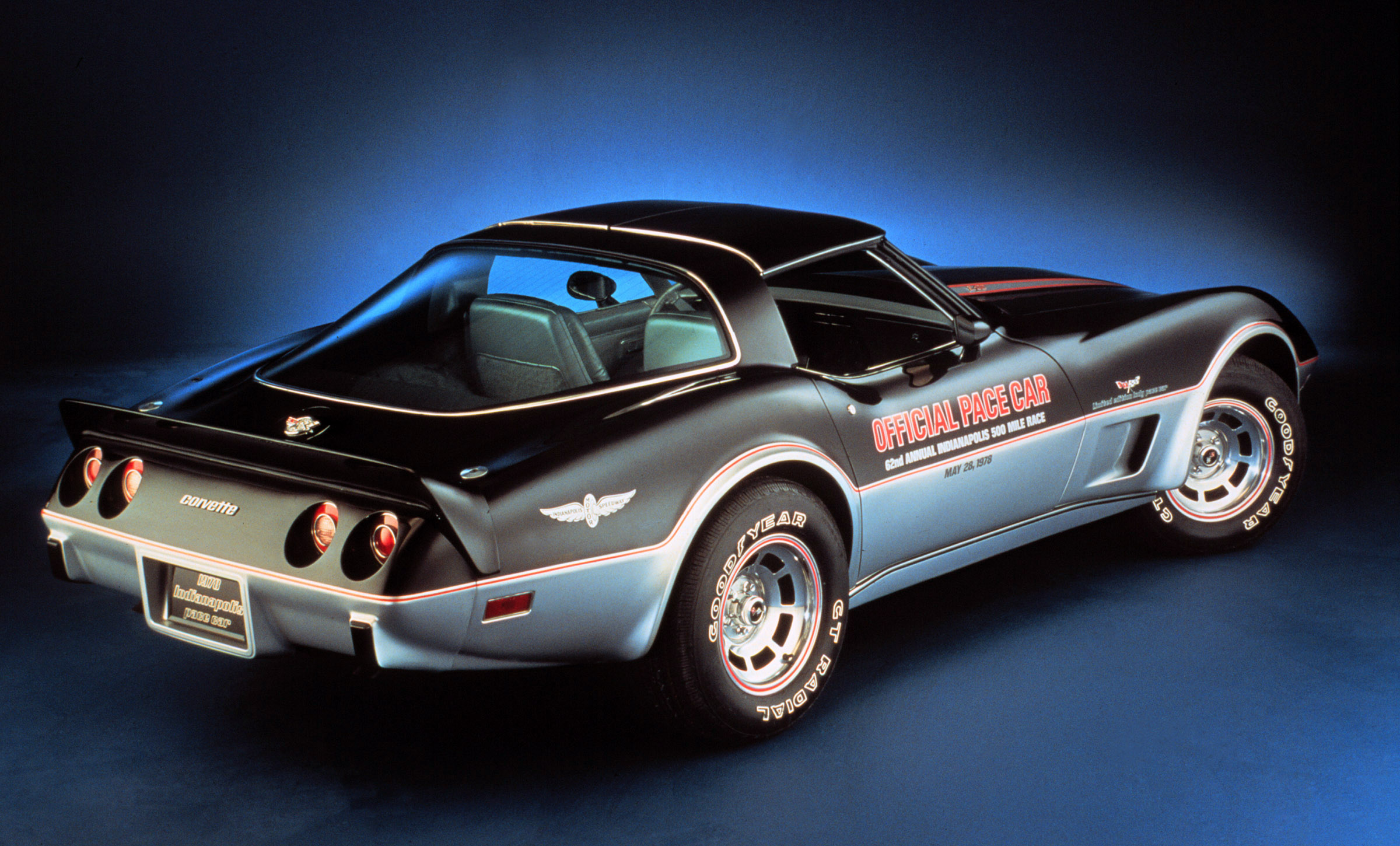 Od 1973 roku wszystkie wersje modelu corvette posiadały panele nadwozia wykonane z kompozytów SMC, ale w przeciągu lat ich skład uległ znaczącej zmianie. Odchodzono od tradycyjnych włókien węglowych na rzecz lekkich tworzyw sztucznych, które zapewniały większą elastyczność, zapobiegając pęknięciom materiału. Mimo ograniczenia osiągów trzeciej generacji, model corvette był wówczas popularny bardziej niż kiedykolwiek wcześniej, a sprzedaż w 1979 roku 58 307 egzemplarzy nadal stanowi rekord w historii modelu.