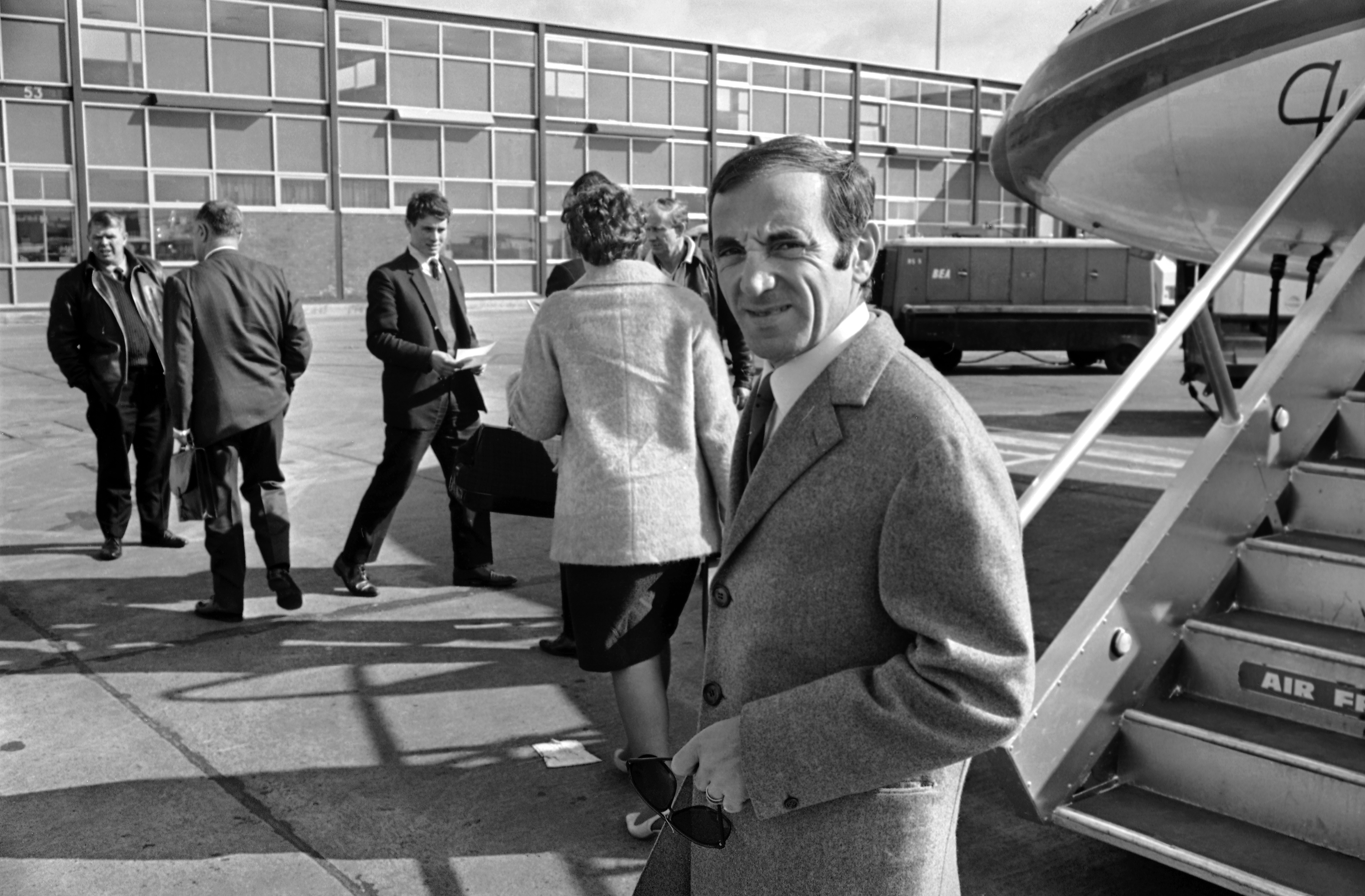 Charles Aznavour na londyńskim lotniku w 1967 roku