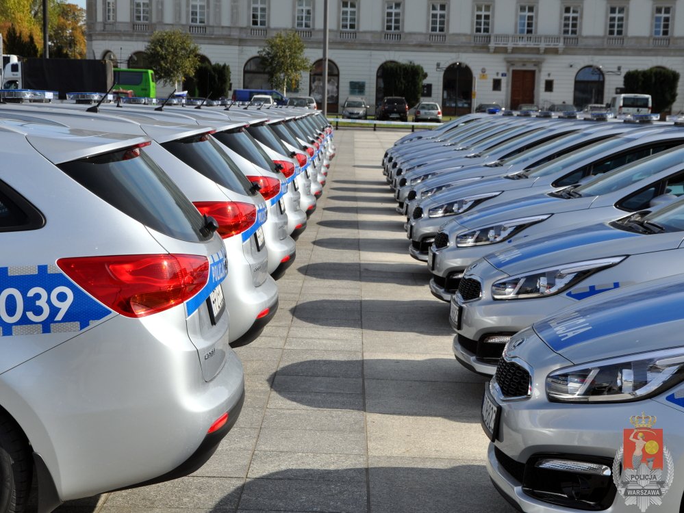 Miasto przekazało na ten cel 1 768 500 zł. Najwięcej - 12 samochodów trafiło do funkcjonariuszy Wydziału Ruchu Drogowego, po 5 radiowozów do siedmiu komend rejonowych, pozostałe do innych wydziałów garnizonu stołecznego.