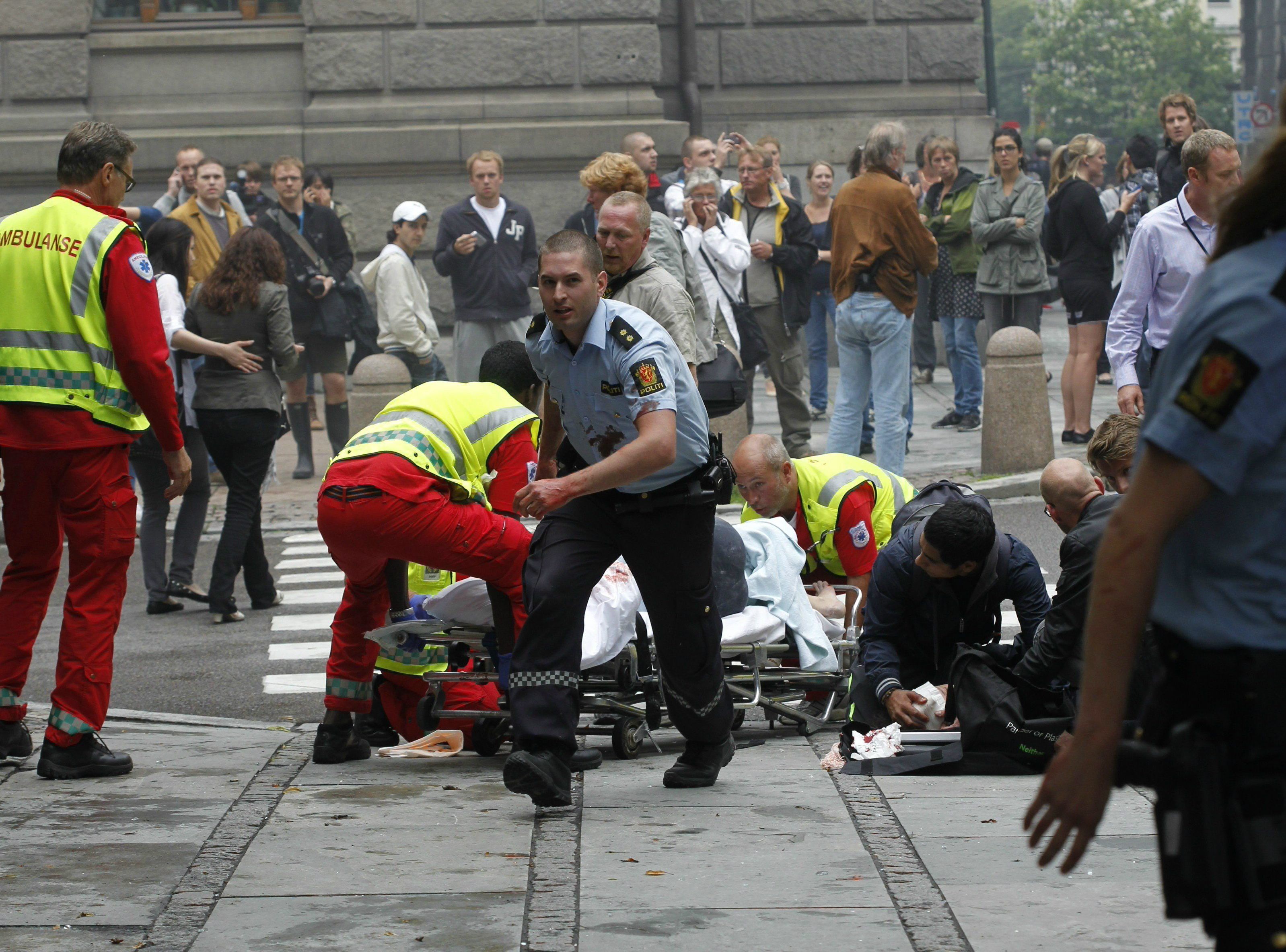 Pomoc rannym po eksplozji w Oslo