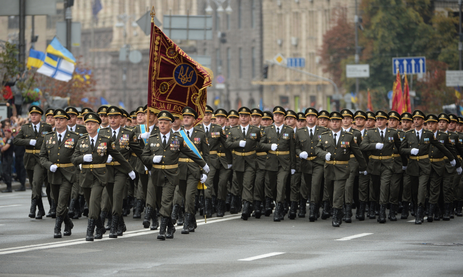 W paradzie wzięło udział także ponad 200 pojazdów wojskowych, w tym czołgi, transportery opancerzone, haubice i wyrzutnie rakietowe. Oddzielną kolumną przed zgromadzonymi przeszli weterani walk z prorosyjskimi separatystami w Donbasie.