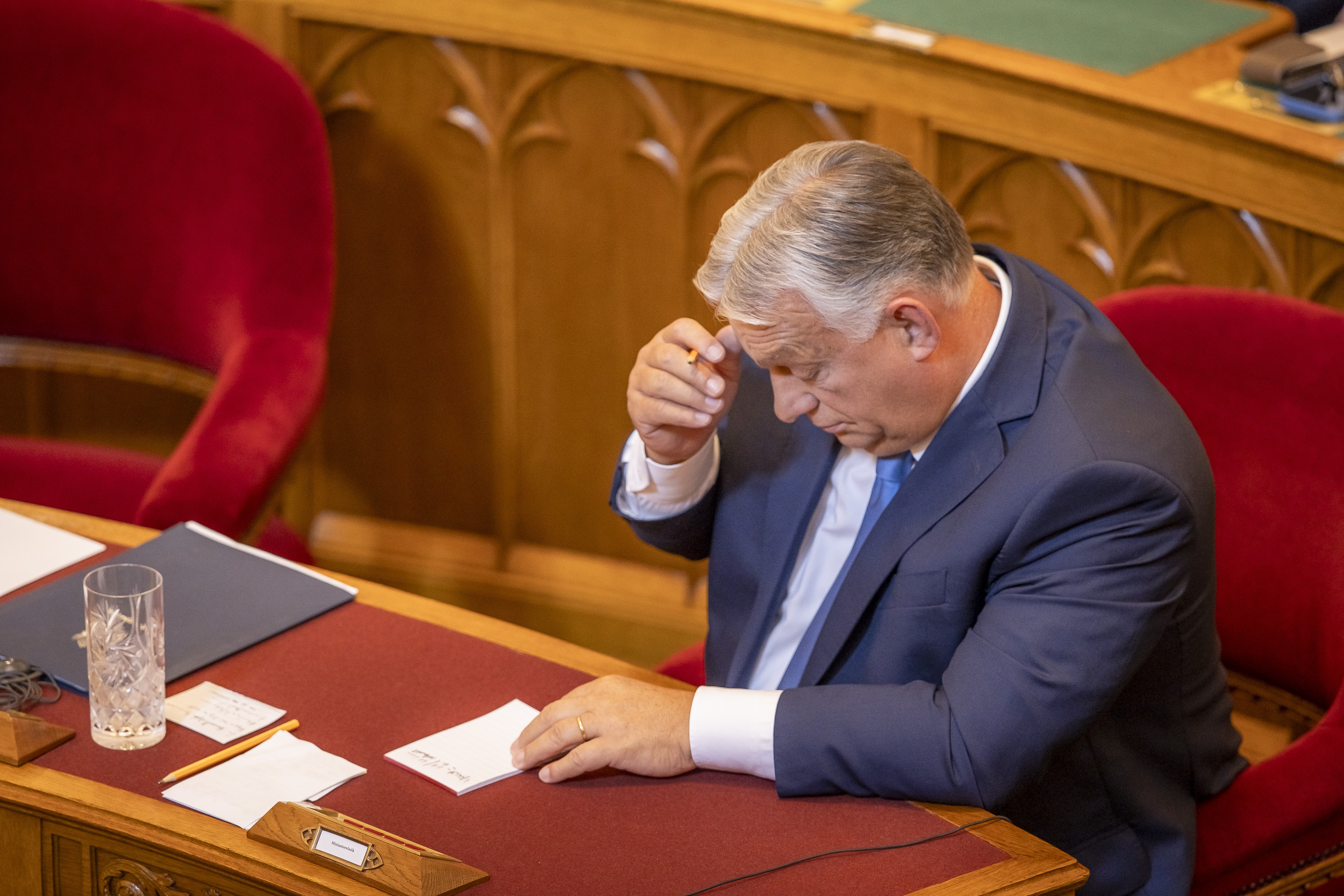 Mi történt? Ezekkel a képekkel ragasztgatták tele kívülről Orbán Viktor budapesti házát – videó