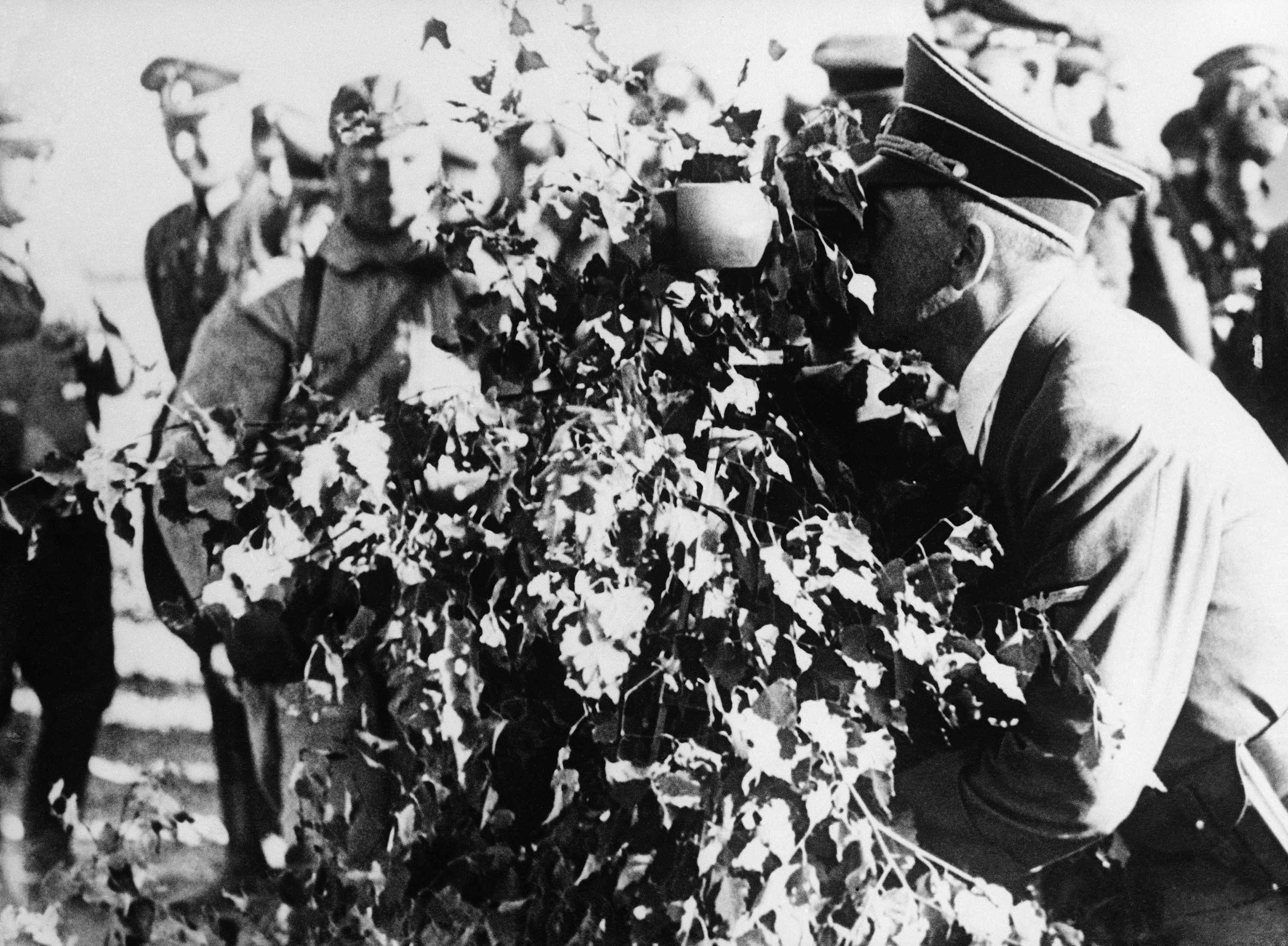 8 września 1939 roku. Hitler spogląda przez lornetkę artyleryjską na płonącą Warszawę