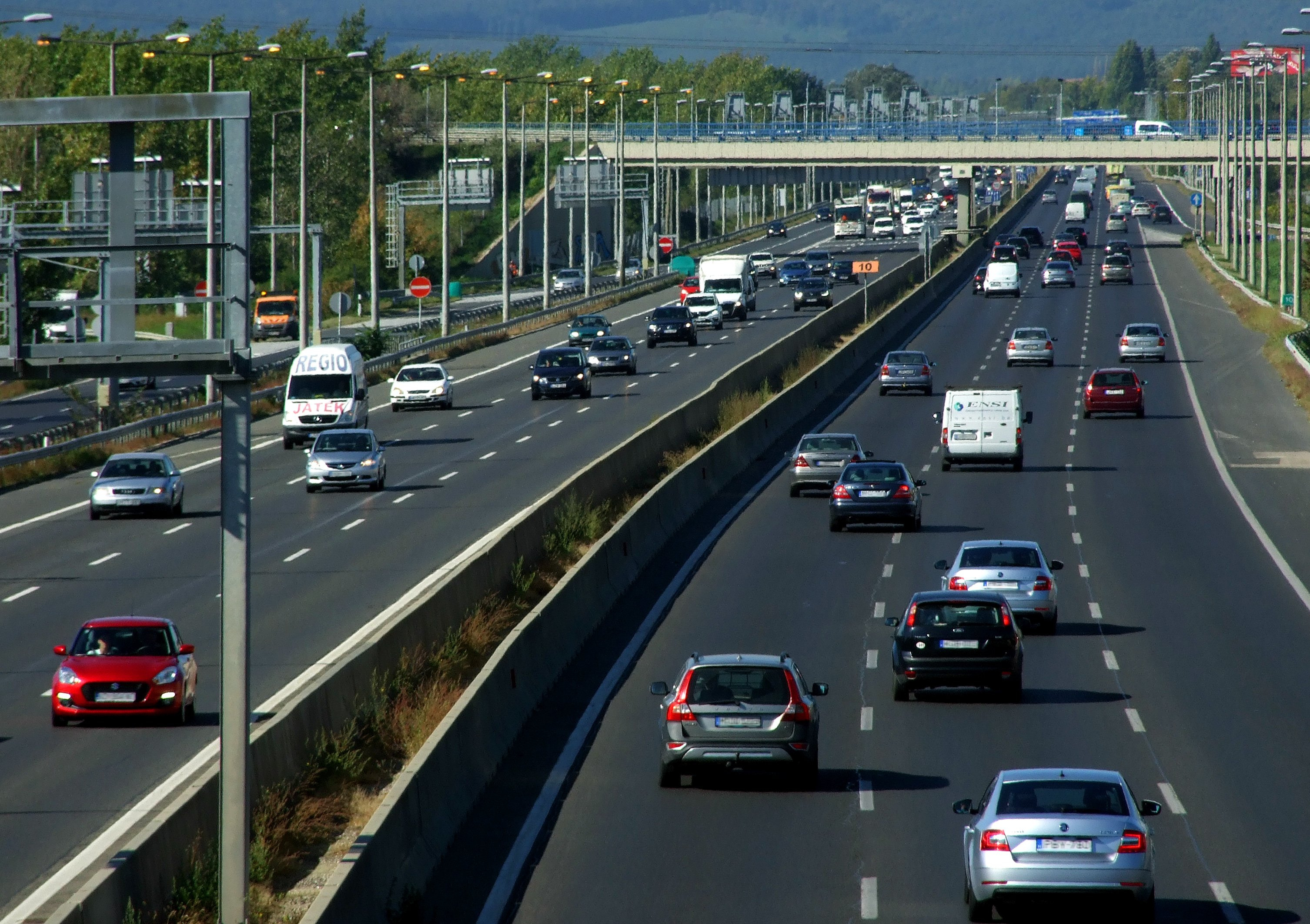 Az M1-es elesett: több kilométeres a dugó az autópályán
