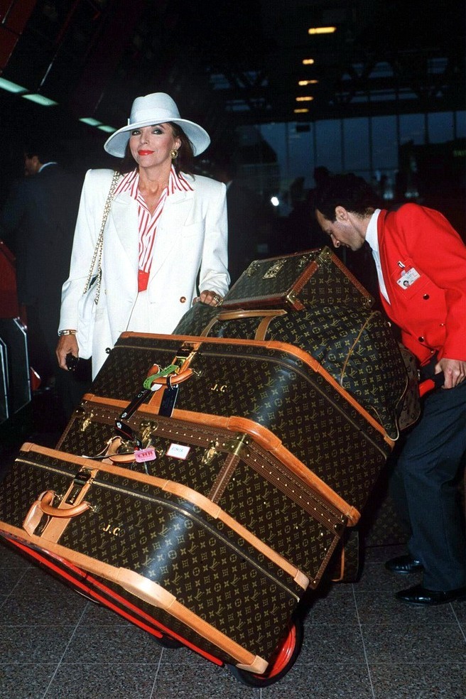 Joan Collins na Heathrow Airport w 1989 roku