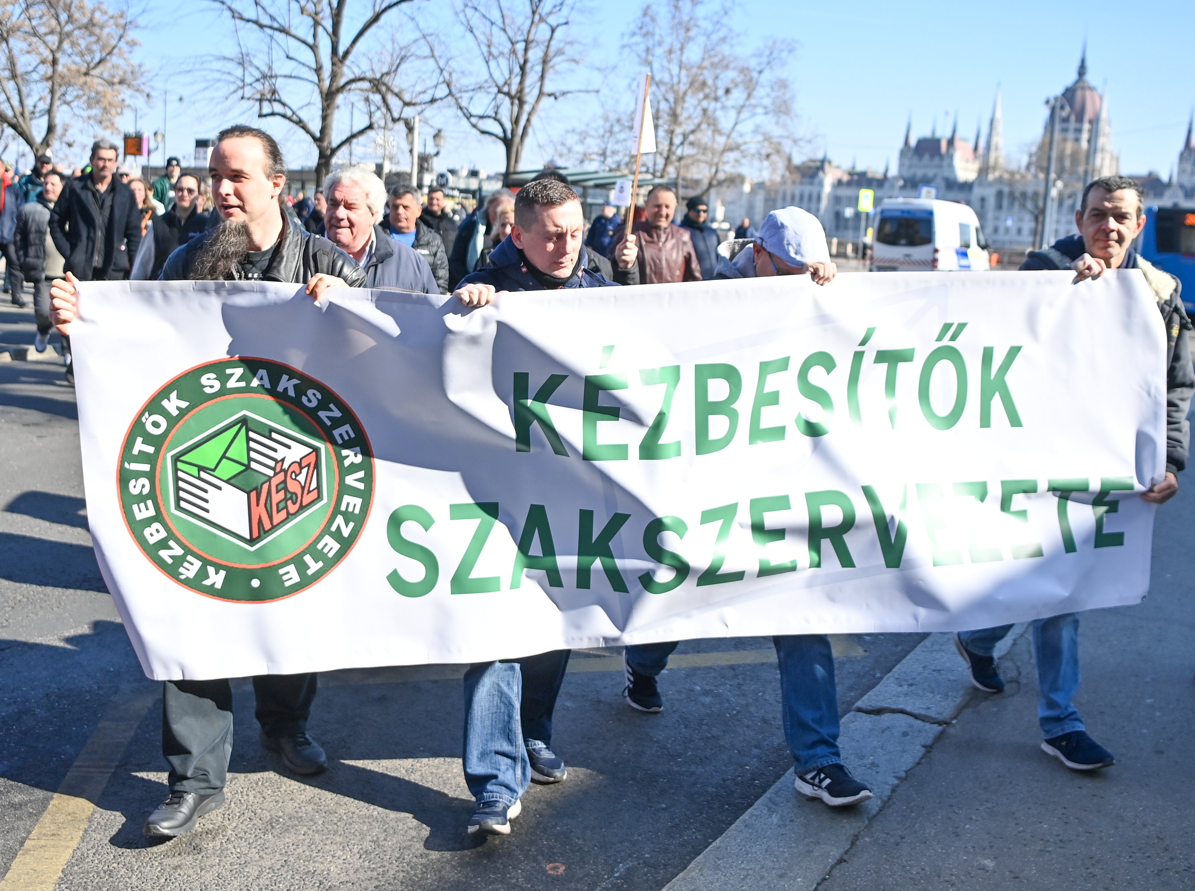 Béremelésért tüntettek a postások