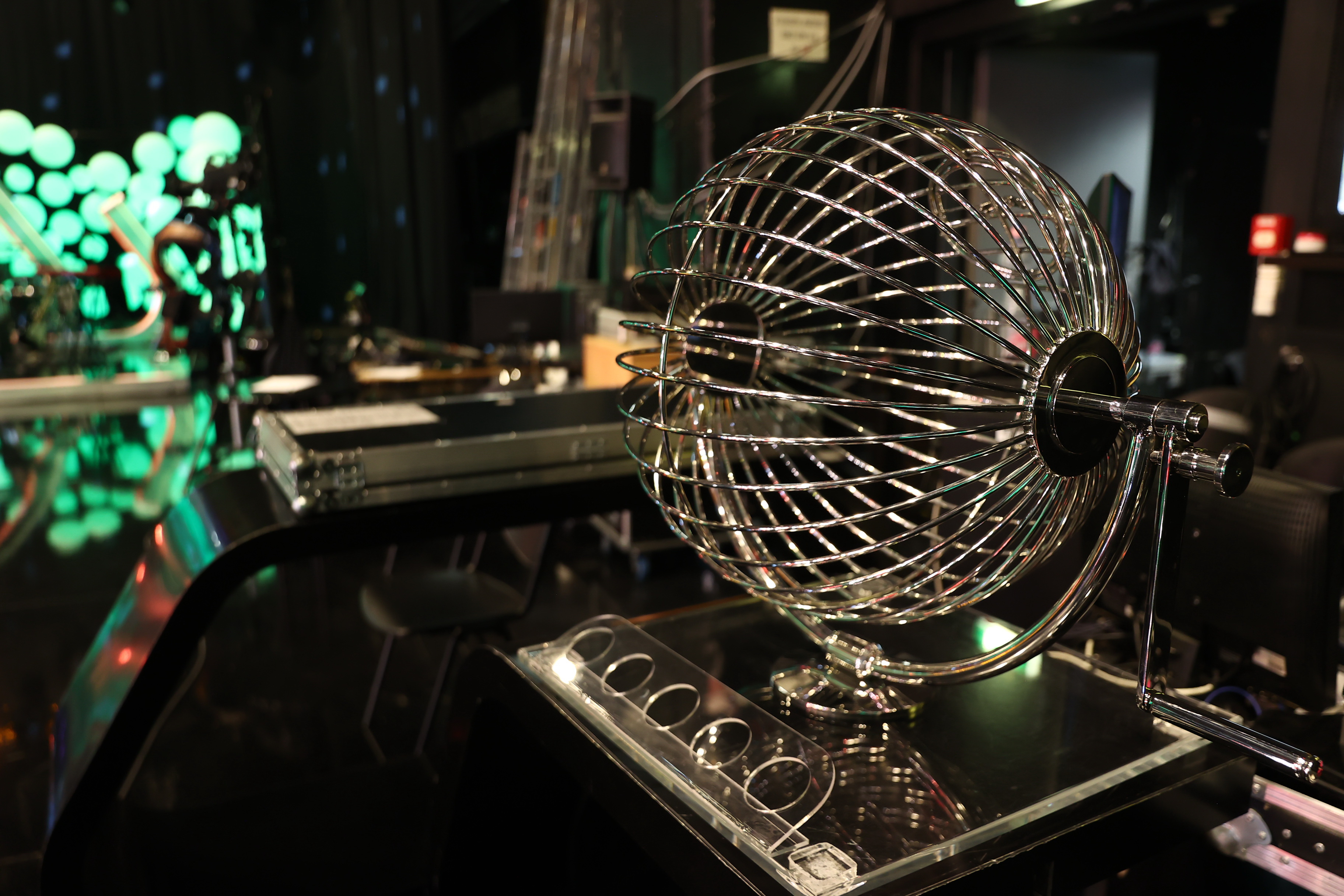 Így őrzik a lottószámokat rejtő gömböket Magyarországon: a milliárdos nyeremények és a lepecsételt fémbőrönd titka exkluzív videónkban