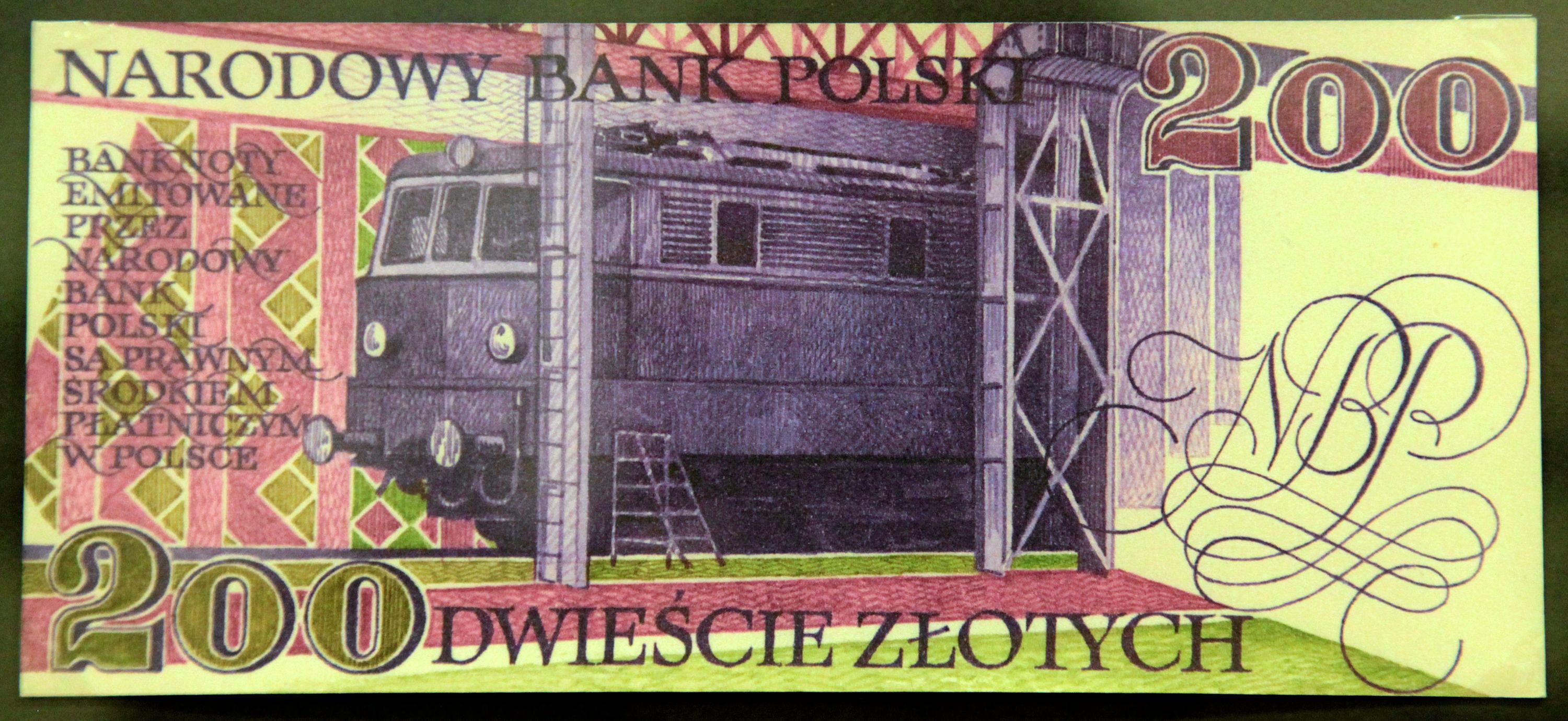 Mówi się o nim, że jest jedynym artystą, którego dzieła znają wszyscy, obcując z nimi na co dzień. Andrzej Heidrich projektuje banknoty na zlecenie Narodowego Banku Polskiego już od lat 60. XX wieku. Ale spod jego ręki wychodzą nie tylko banknoty. Artysta wyrysowywał również znaczki pocztowe, karty pocztowe, różne znaki graficzne, ale również patenty oficerskie, wzory paszportów oraz dowodów osobistych. Opracowywał również herby miast polskich, projektował orzełki na czapkach wojskowych, odznaki policyjne, przygotował także poprawki w godle państwowym, obecnie obowiązujące. <BR><BR> Można zaryzykować stwierdzenie, że gdzie się nie obejrzymy, trafiamy na dzieło Andrzeja Heidricha. Muzeum Historyczne we Wrocławiu pokazało projekty banknotów tego wybitnego grafika. Także te, które nigdy nie weszły do obiegu...