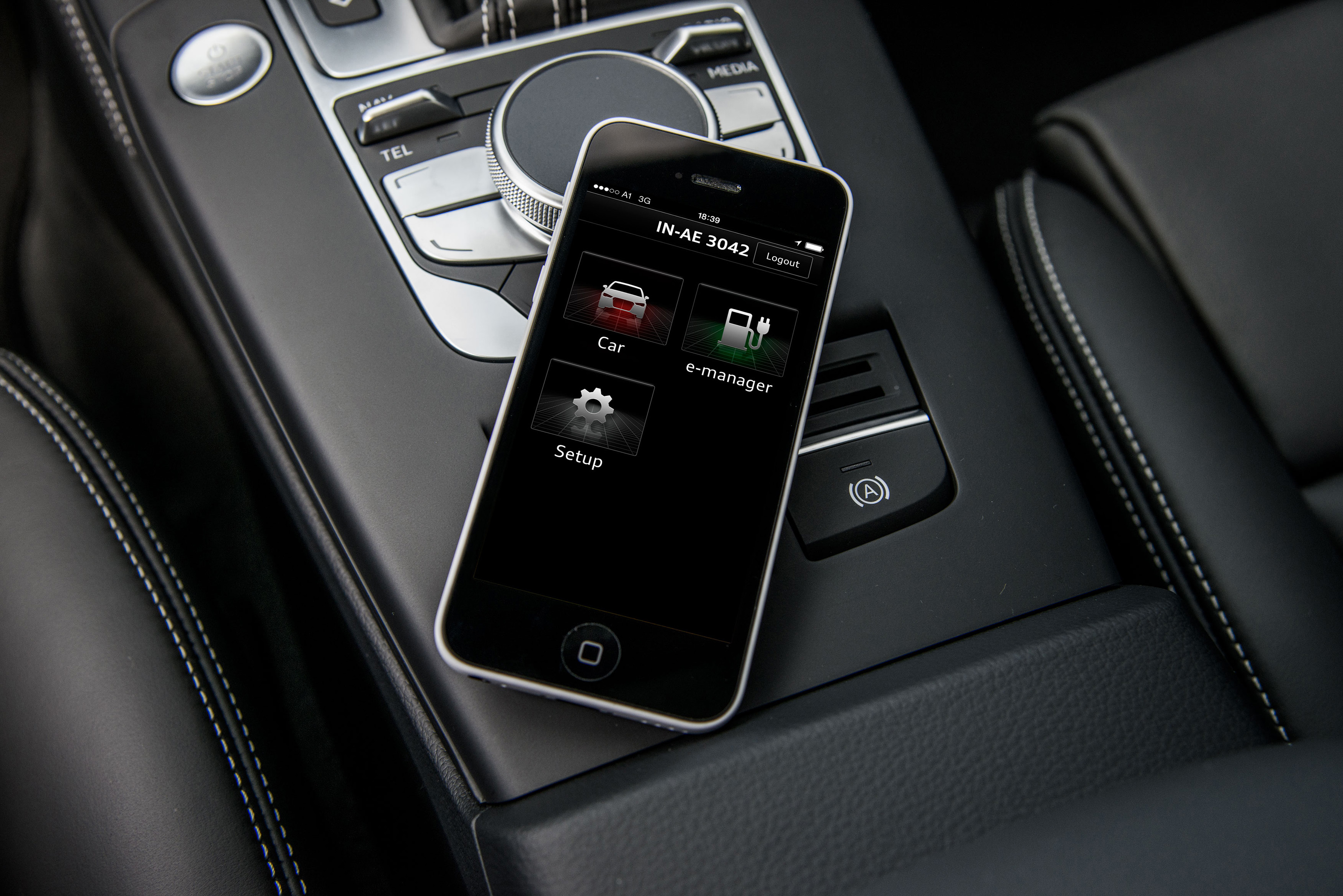 W ramach pakietu Audi Connect, w audi A3 Sportback e-tron dostępne będą nowe usług online. Dzięki nim, kierowca będzie mógł w aktywować i kontrolować wiele funkcji przy pomocy systemu operacyjnego iOS lub Android lub wykorzystując specjalny portal internetowy. Właściciel hybrydowego A3 będzie mógł sprawdzić wszystkie parametry pojazdu np. aktualny poziom naładowania akumulatora czy zasięg w trybie jazdy elektrycznej. Przy pomocy smartphonea lub komputera będzie mógł też określić plan ładowania podczas podróży. Możliwe będzie również włączenie i wyłączenie ładowania oraz dowolne ustawienie timera ładowania i klimatyzacji.