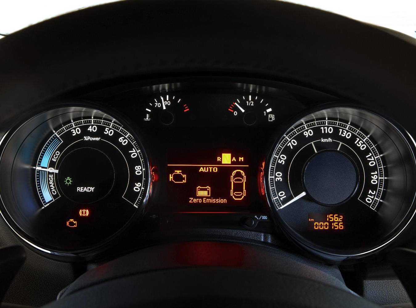 3008 HYbrid4 daje kierowcy 200 KM, napęd na 4 koła, tryb