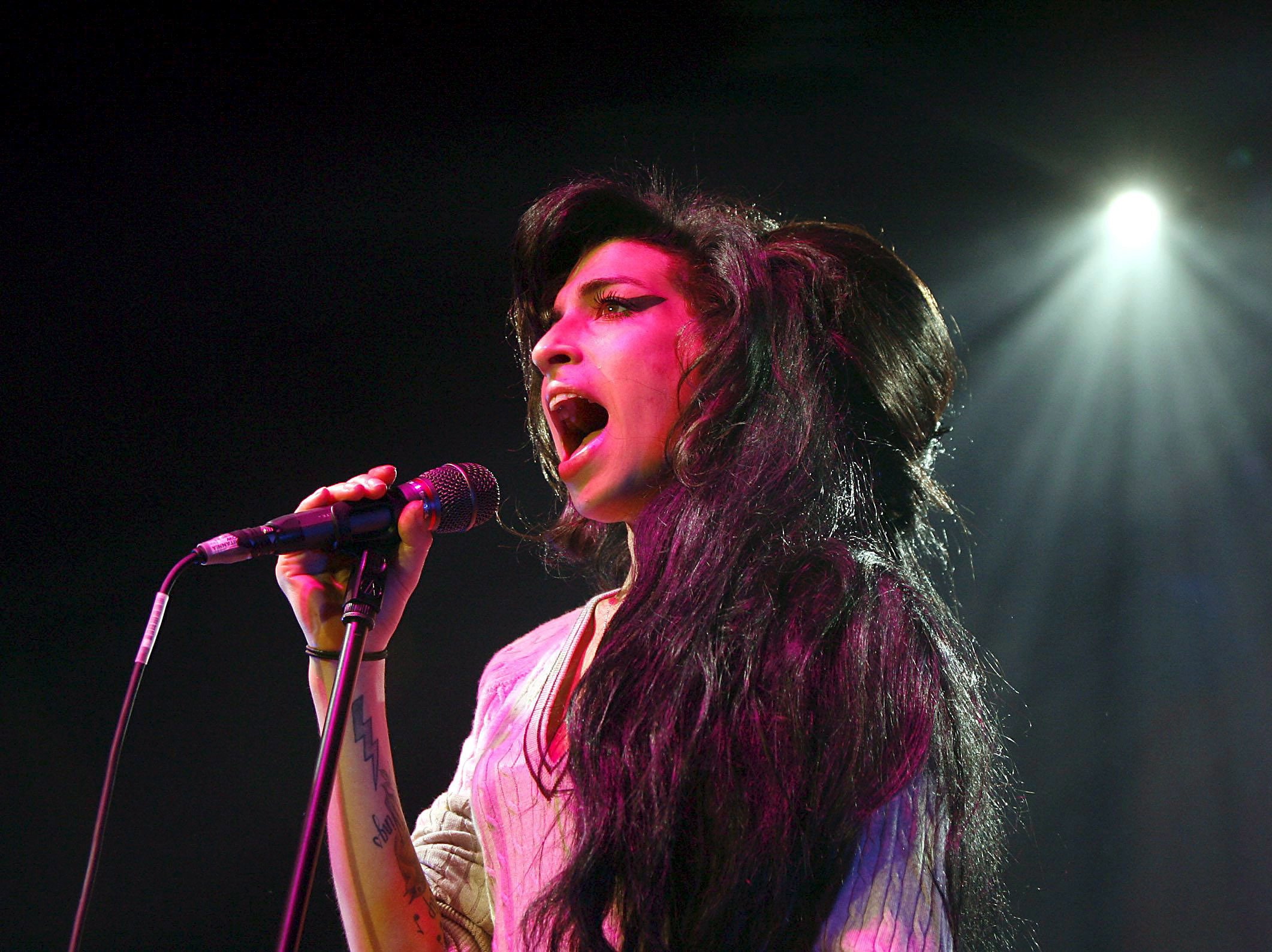 Są jeszcze gwiazdy, które za nałóg zapłaciły najwyższą cenę. Nałóg okazał się śmiertelny dla Amy Winehouse, która po latach walki z uzależnieniem od narkotyków i alkoholu, zapiła się na śmierć