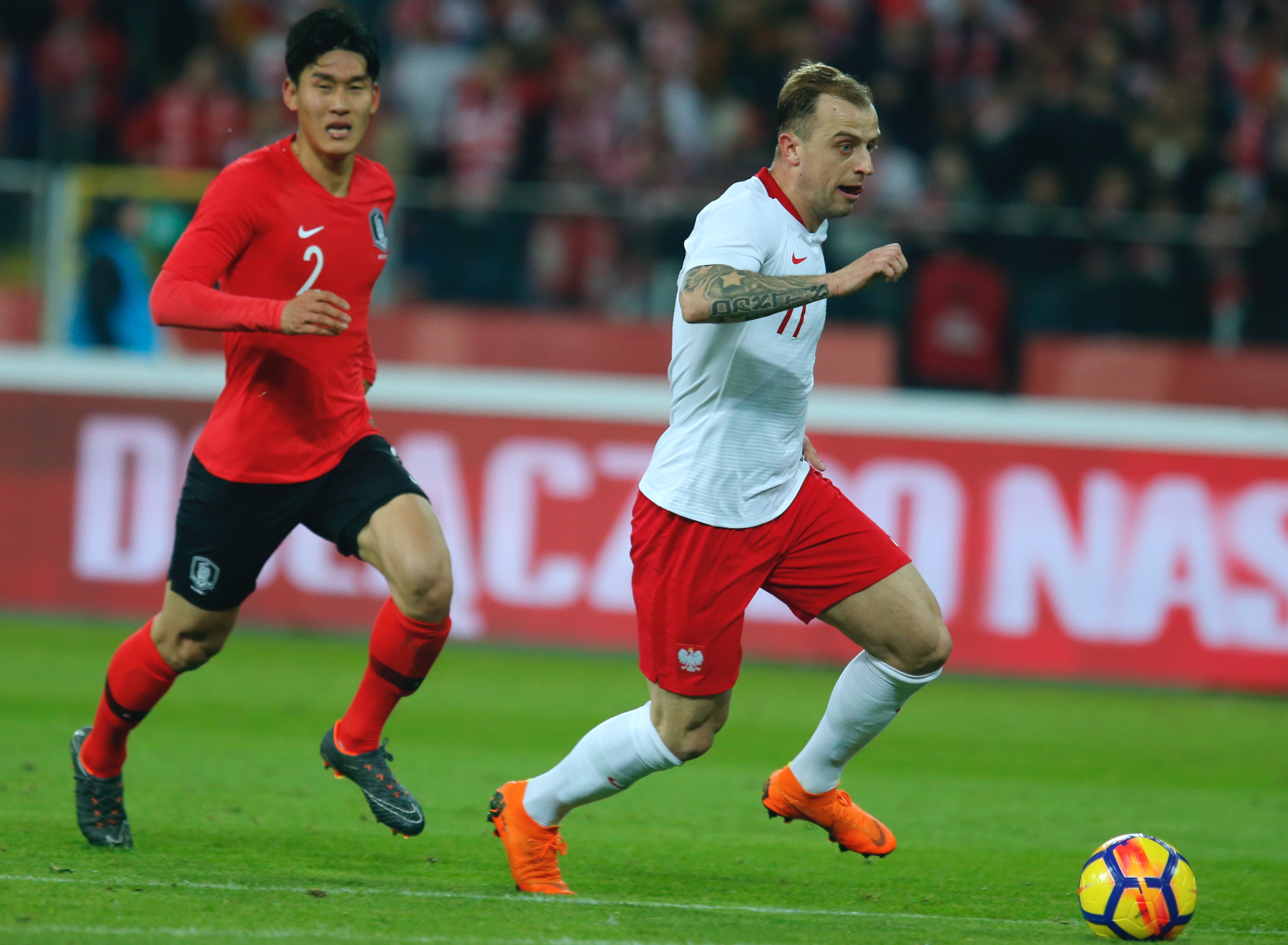 Niedługo później Grosicki też mógł strzelić gola, ale w sytuacji sam na sam trafił w bramkarza.