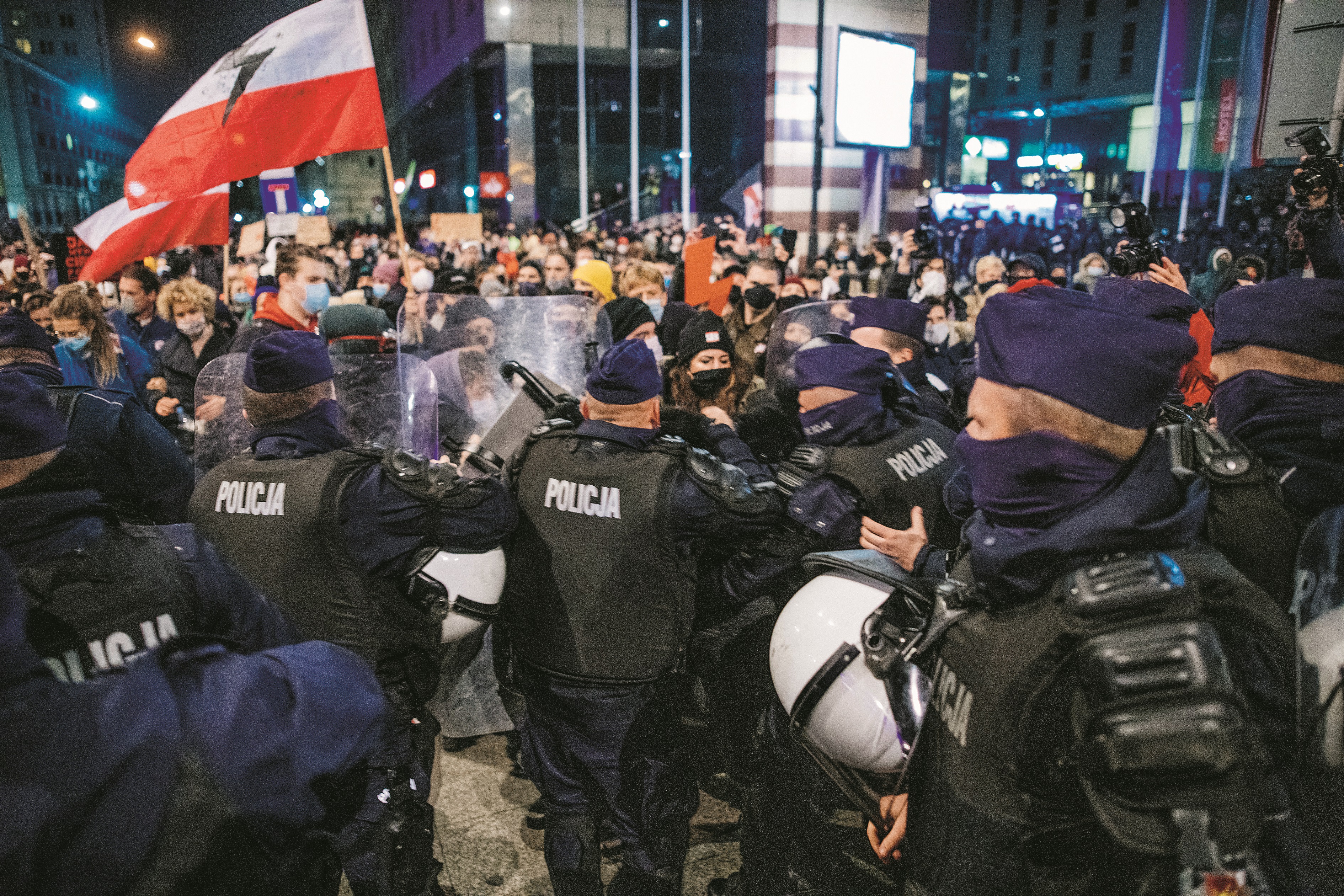 Demonstracja na placu Powstańców w Warszawie, podczas której nieumundurowani funkcjonariusze dopuścili się przemocy wobec demonstrantów, 18 listopada 2020 r. 