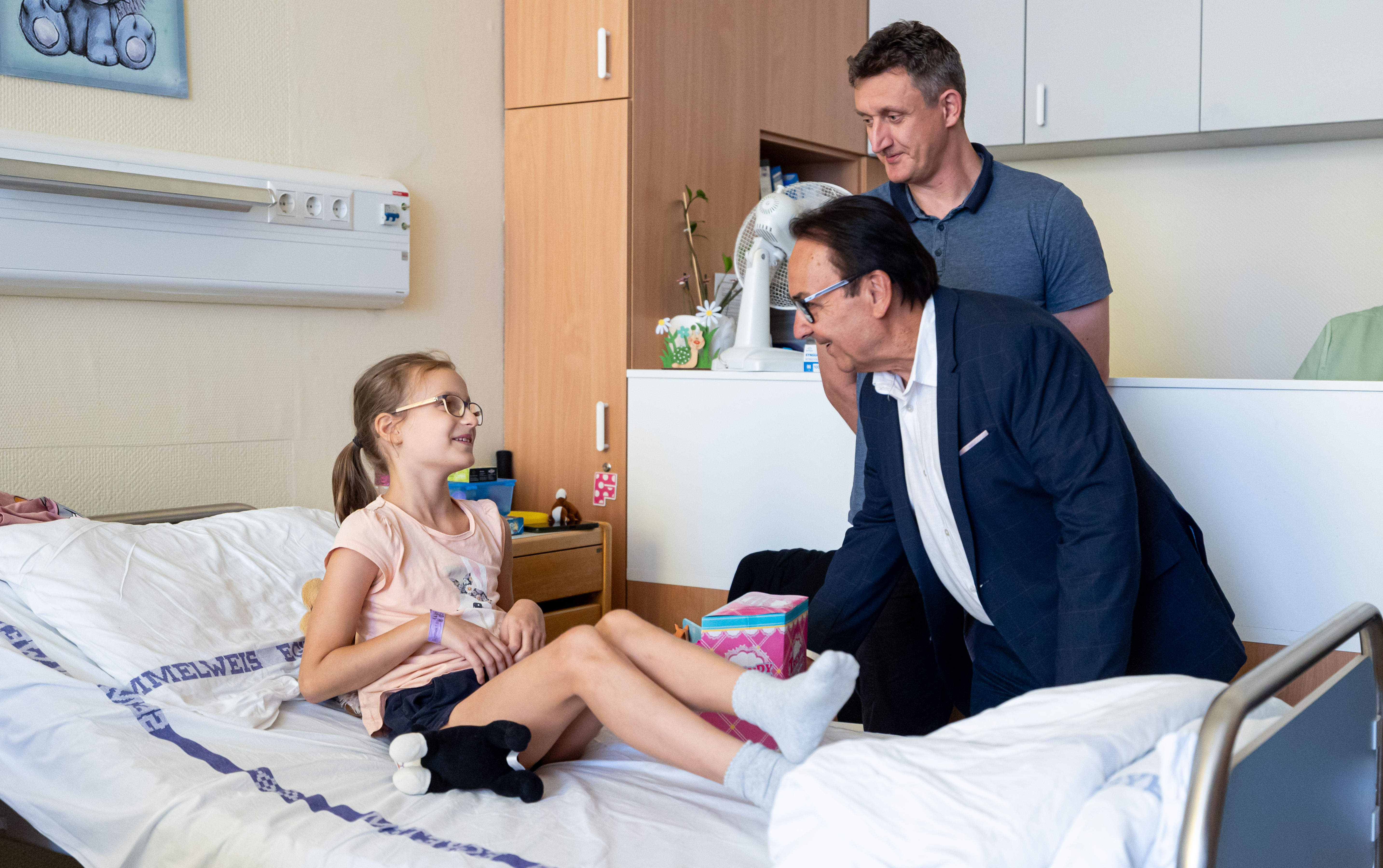 Kórházban a Fásy család - nem üres kézzel érkeztek - Fotók