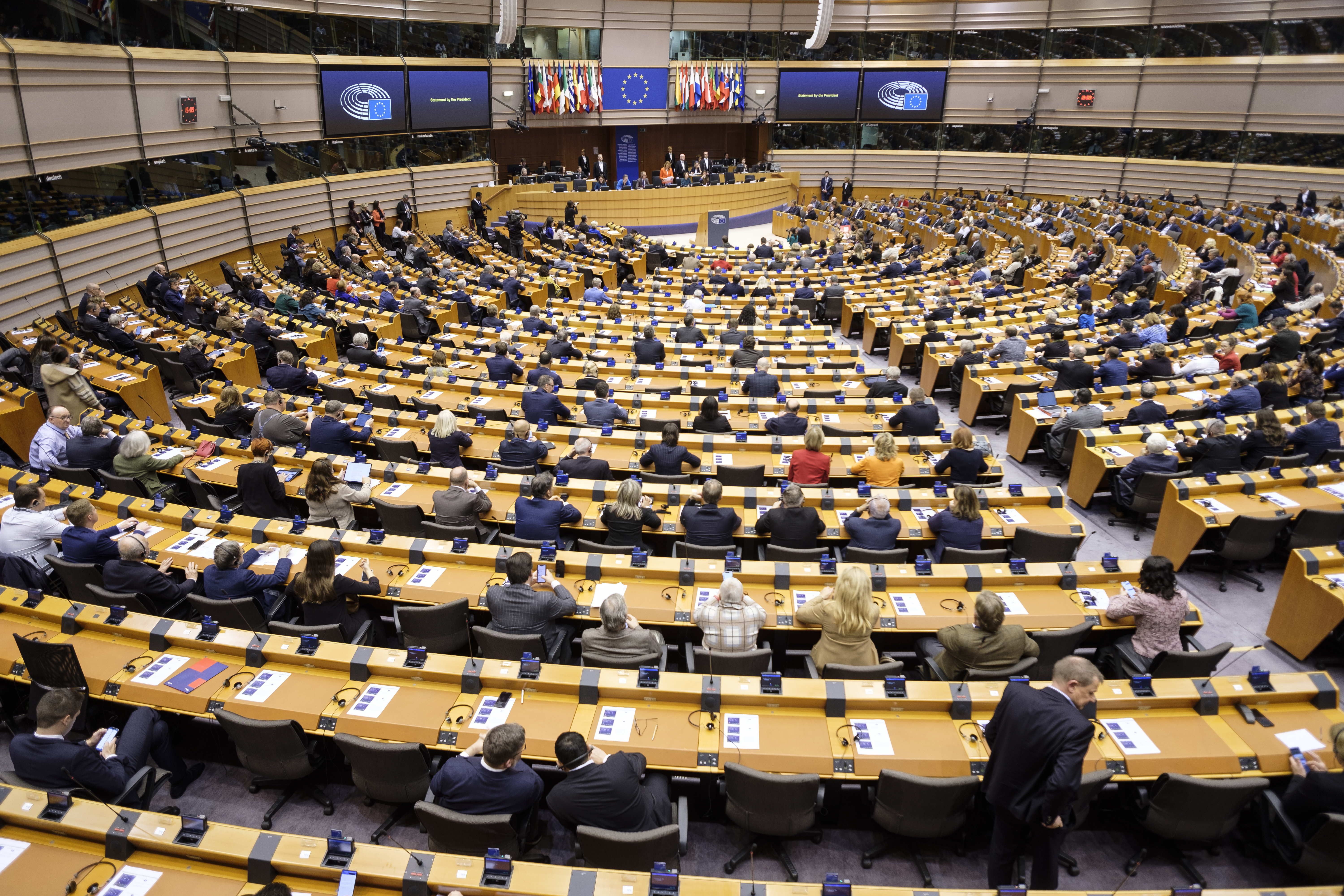 December 15-ig eldől, zárolva maradnak-e a Magyarországnak járó eurómilliárdok