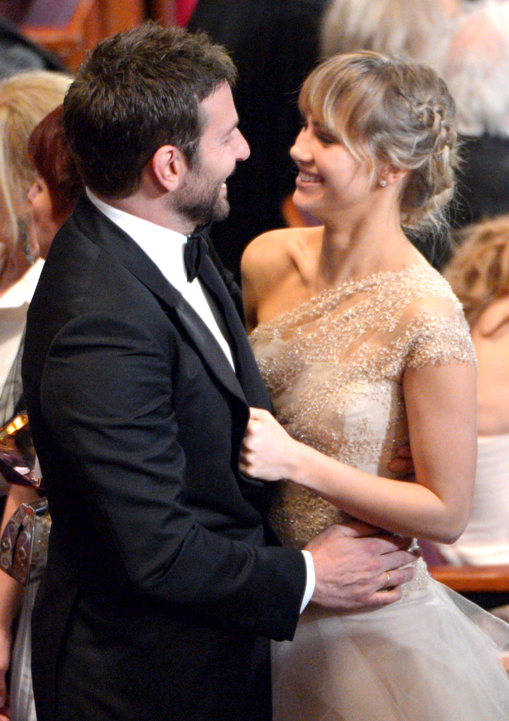 Bradley Cooper i Suki Waterhouse na gali tegorocznych Oscarów
