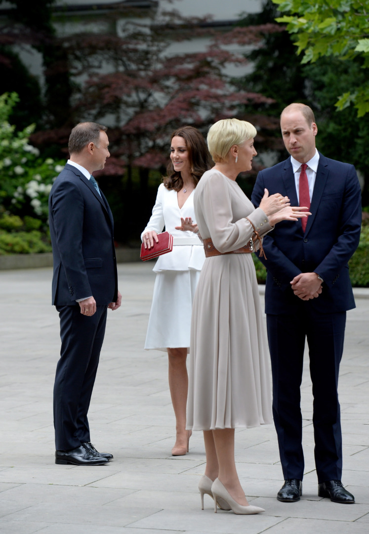 Na trasie przejazdu z lotniska i przed Pałacem Prezydenckim, brytyjskich gości witali warszawiacy.