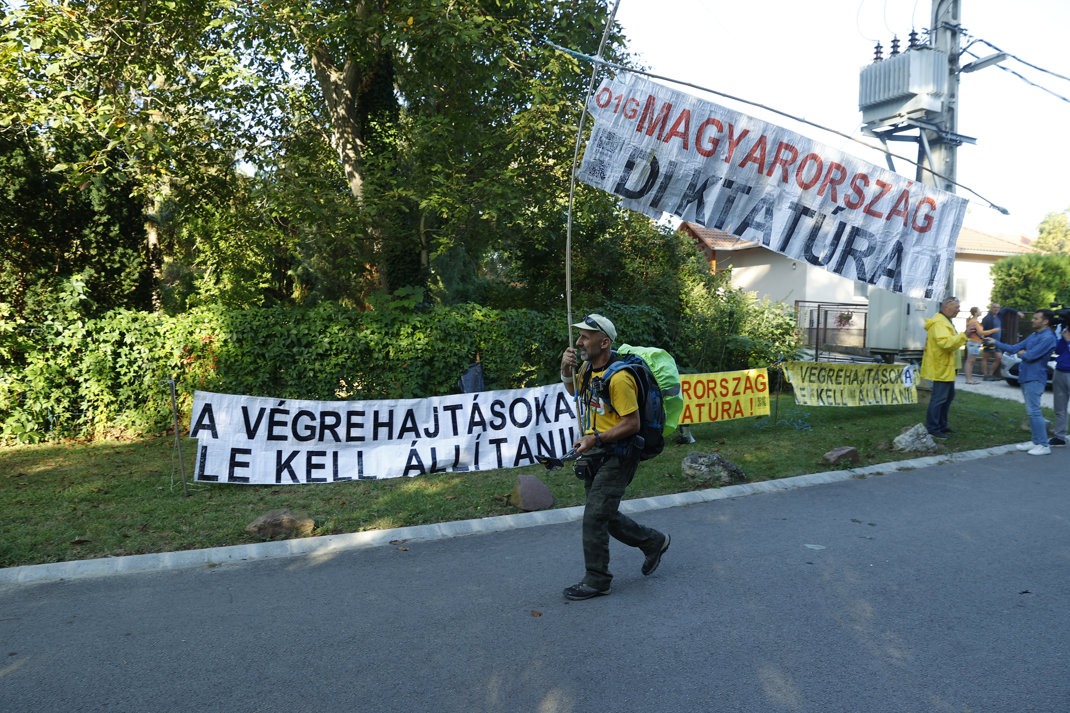 Egyelőre csak a pogácsa és egy tüntető érkezett meg a Kötcsei Piknikre - Kövesse a Blikken élőben
