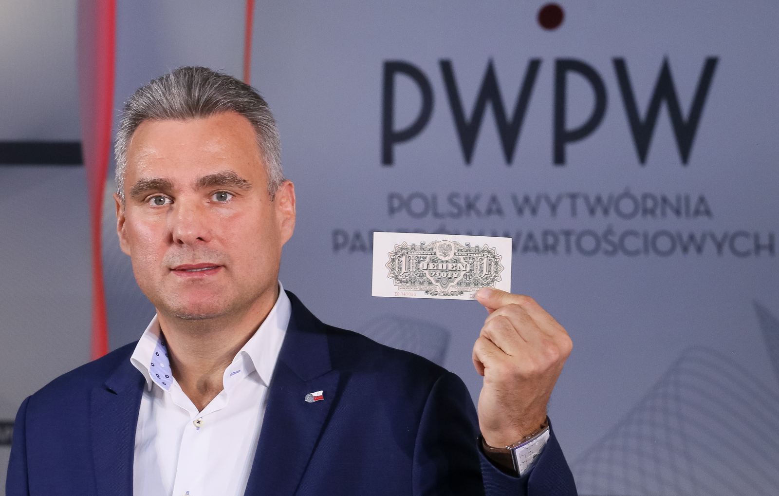 Prezes zarządu Polskiej Wytwórni Papierów Wartościowych SA Piotr Woyciechowski podczas konferencji prasowej