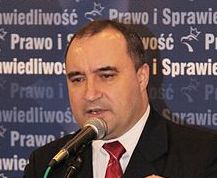 Małgorzata Gosiewska dostała drugie miejsca na Mazowszu, zaś Beata Gosiewska startuje z czwartej pozycji na liście w województwie świętokrzyskim. Stosunki między pierwszą i drugą żoną nieżyjącego wicepremiera nie są najlepsze. Rodzinny konflikt w świetle kamer podsycali teściowie, którzy kilka miesięcy temu zaapelowali do pierwszej synowej, by zrezygnowała z nazwiska i do władz PiS, by nie popierano jej kandydatury. Ich zdaniem jedyną godną spadkobierczynią i kontynuatorką działań syna jest Beata i to ją należy wspierać w wyborach. Władze PiS od konfliktu się odcięły i wystawiły obie panie.
