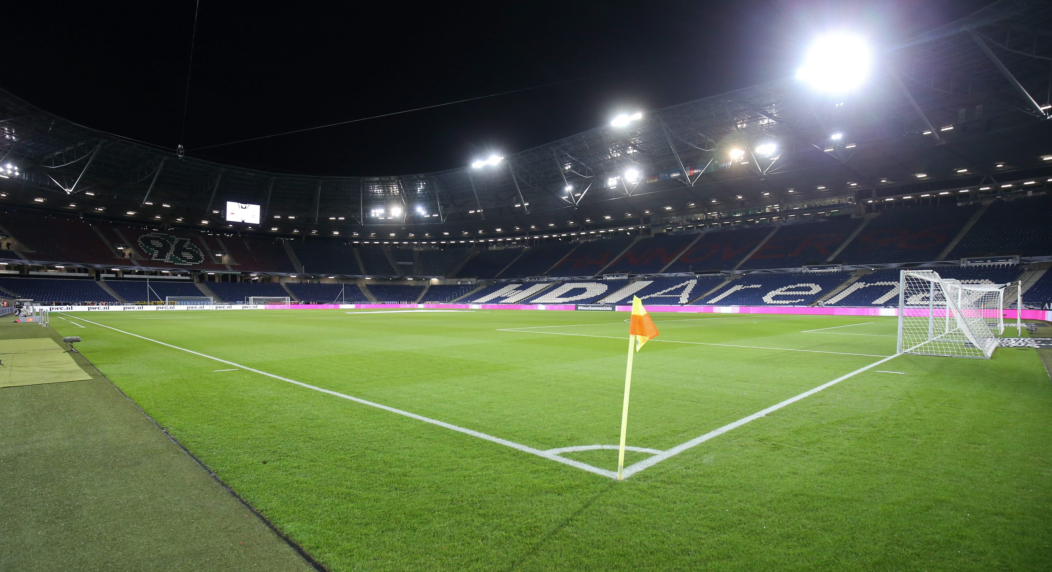 Stadion trzeba było ewakuować. Kibice musieli opuścić trybuny.