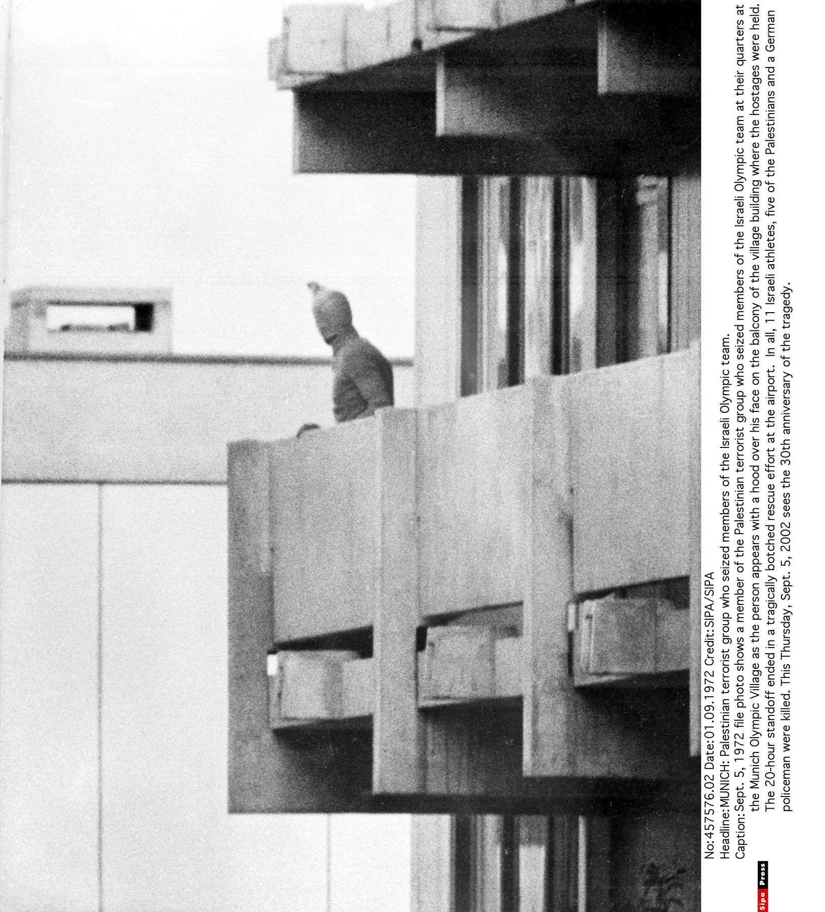 Terrorysta grupy Czarny Wrzesień na balkonie budynku sportowców izraelskich, Monachium, 5 września 1972 r.