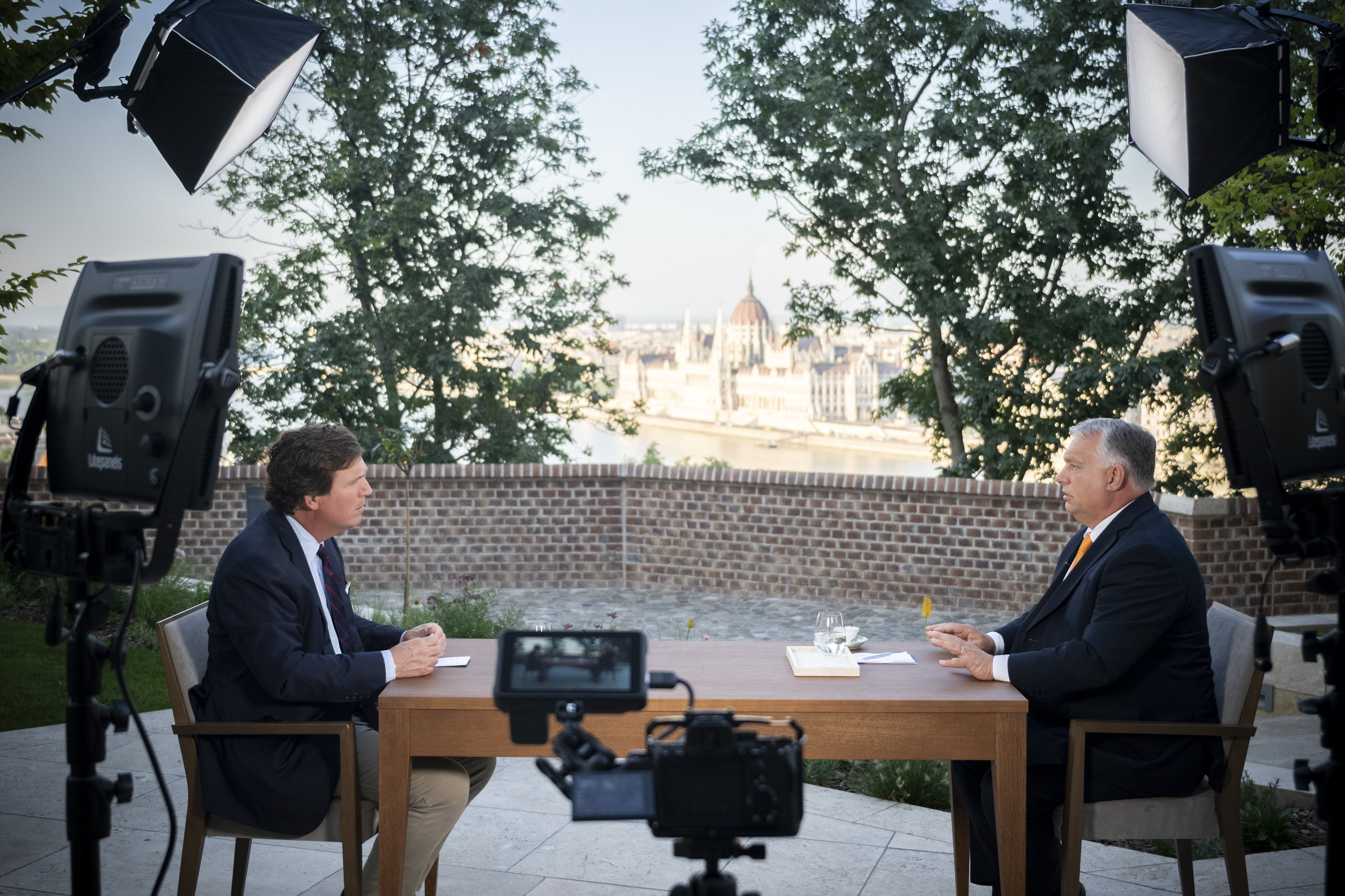 Már több mint 60 millióan látták Tucker Carlson Orbán-interjúját