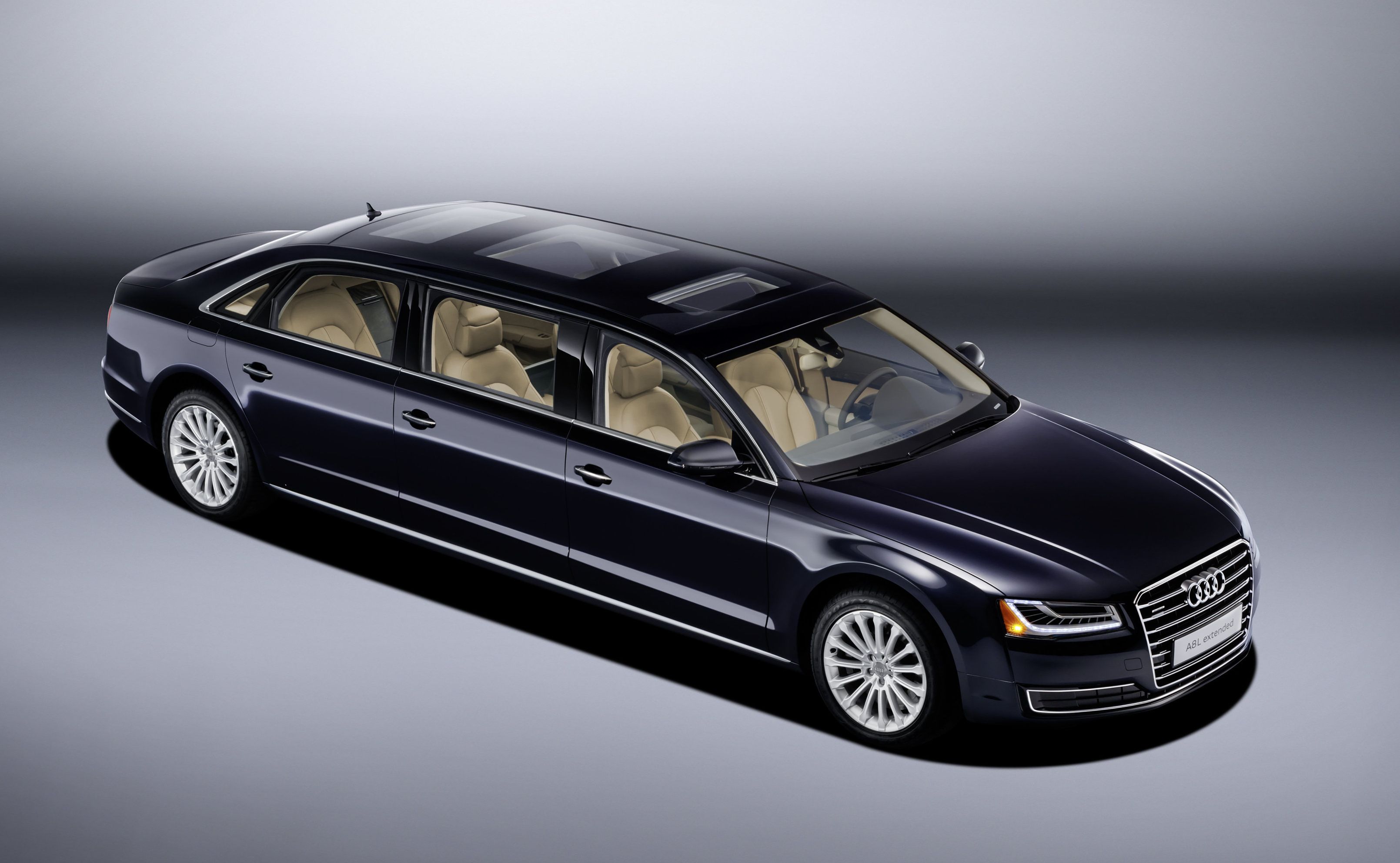 Za napęd unikatowego audi A8 odpowiedzialny jest silnik 3.0 TFSI o mocy 310 KM (moment obrotowy 440 Nm). W efekcie limuzyna od 0 do 100 km/h przyspiesza w 7,1 sekundy. Prędkośc maksymalną ograniczono elektronicznie do 250 km/h.