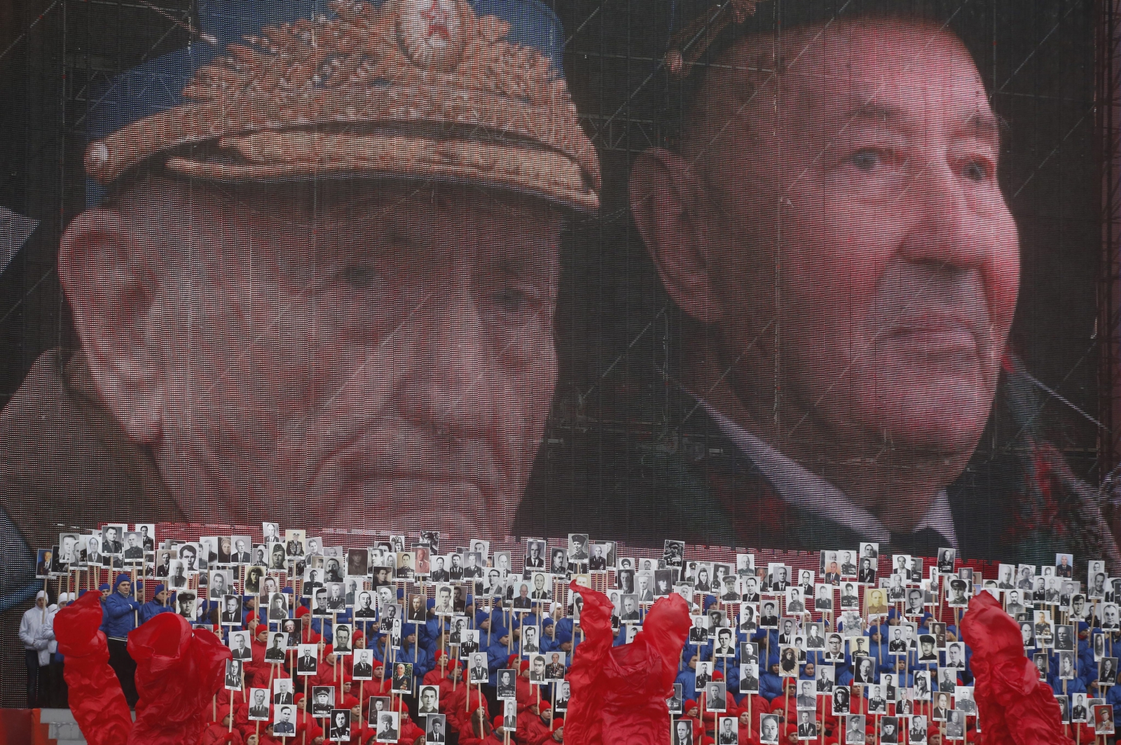 W czasie uroczystości na telebimie wyświetlano twarze weteranów Wielkiej Wojny Ojczyźnianej, jak nazywa się okres walk od ataku III Rzeszy na ZSRR w 1941 roku do kapitulacji hitlerowskich Niemiec w roku 1945...