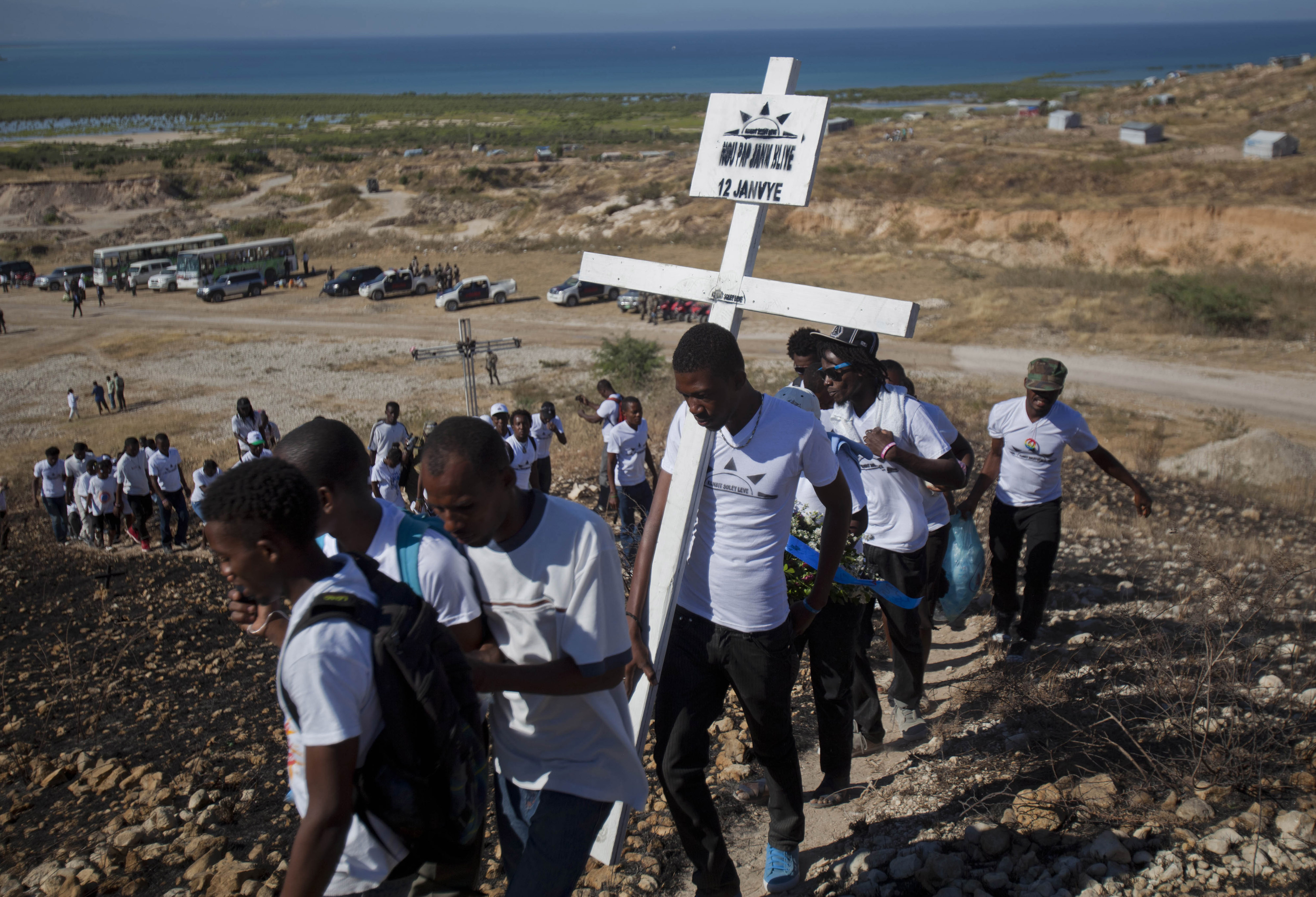 Krewni ofiar kataklizmu ustawiają pamiątkowy krzyż na wzgórzu niedaleko Port-au-Prince