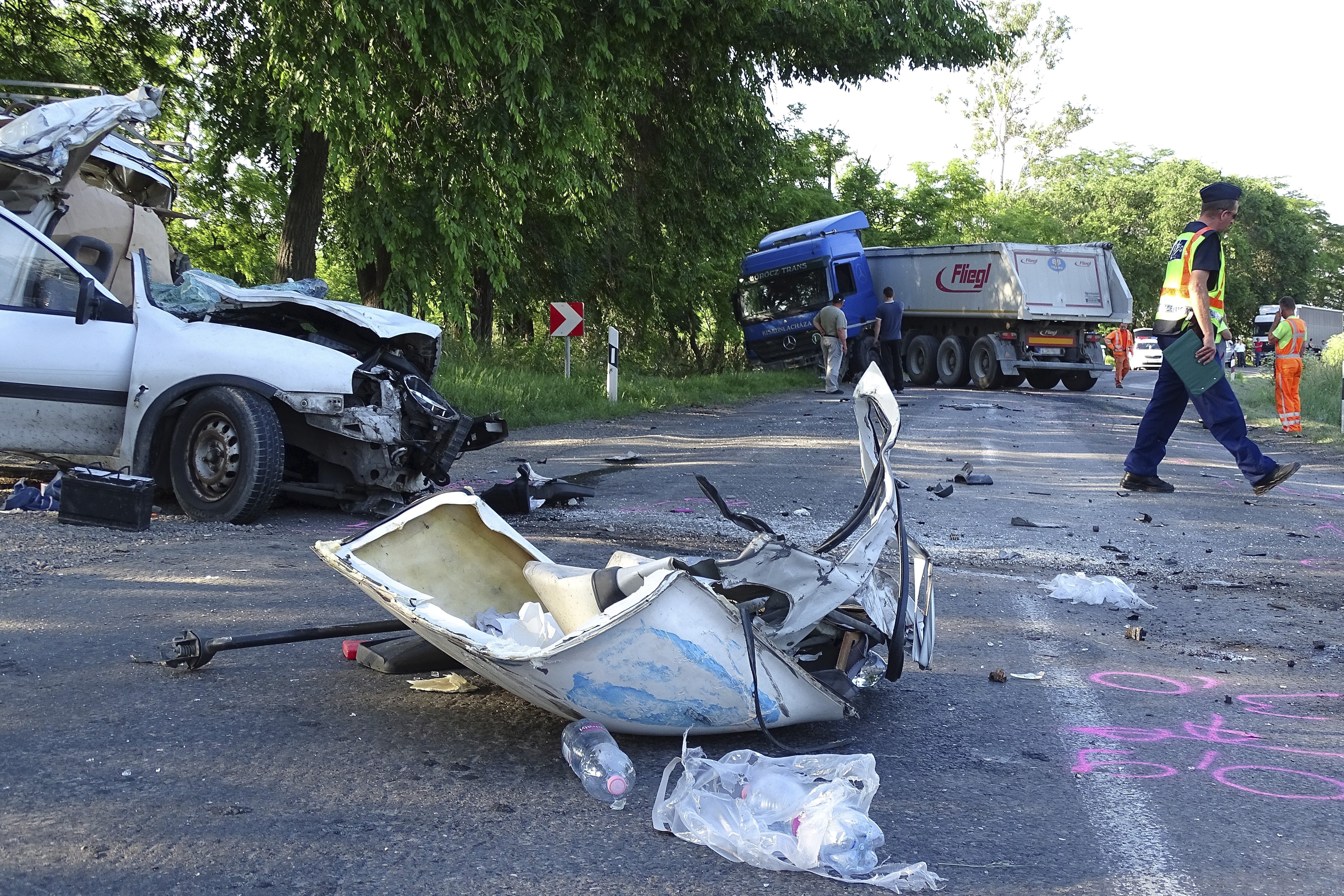 Szétszakadt a kisteherautó - halálos baleset az 51-es főúton - Blikk