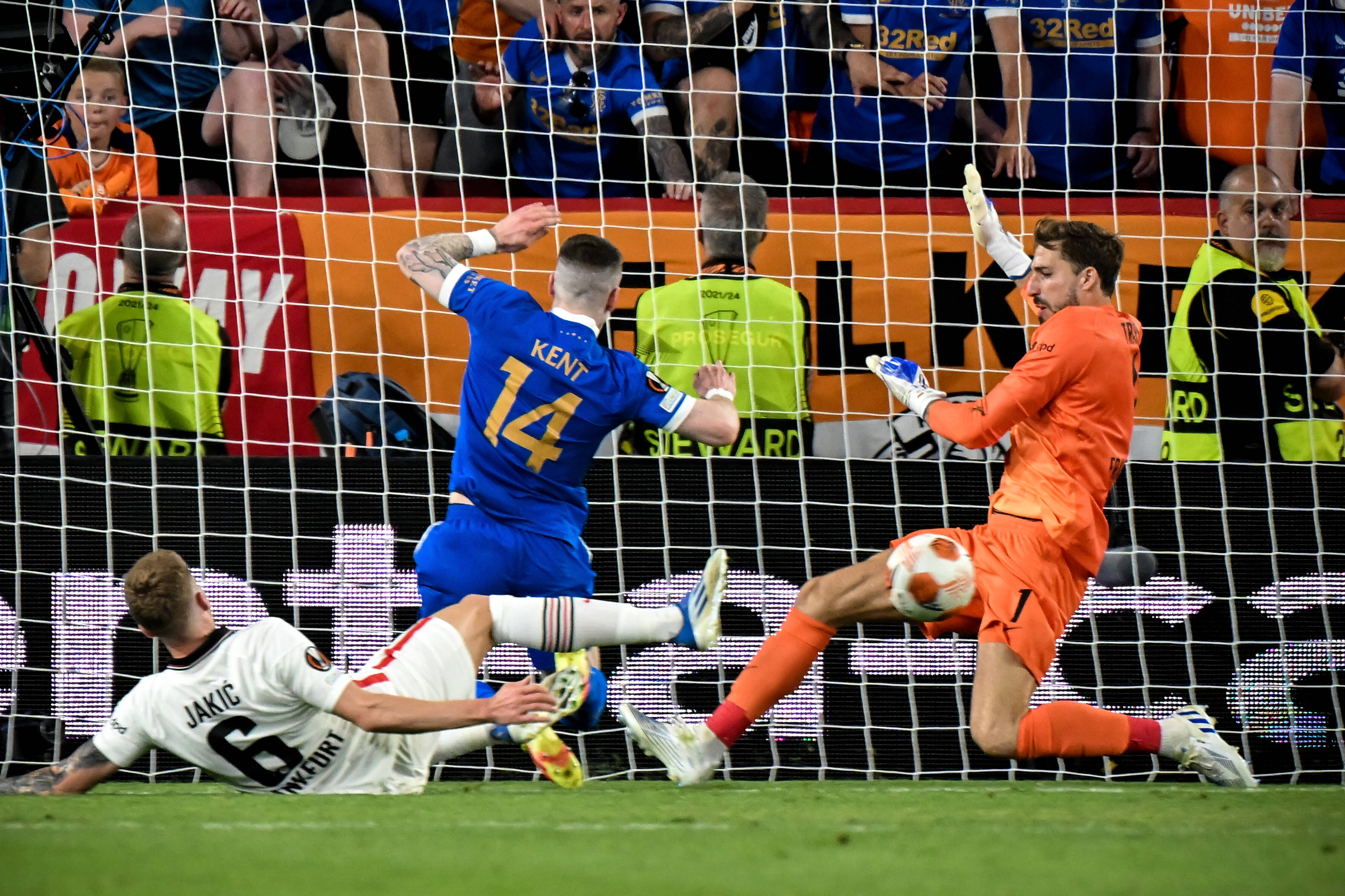 Kevin Trapp made a stunning save in extra time to keep Eintracht Frankfurt alive