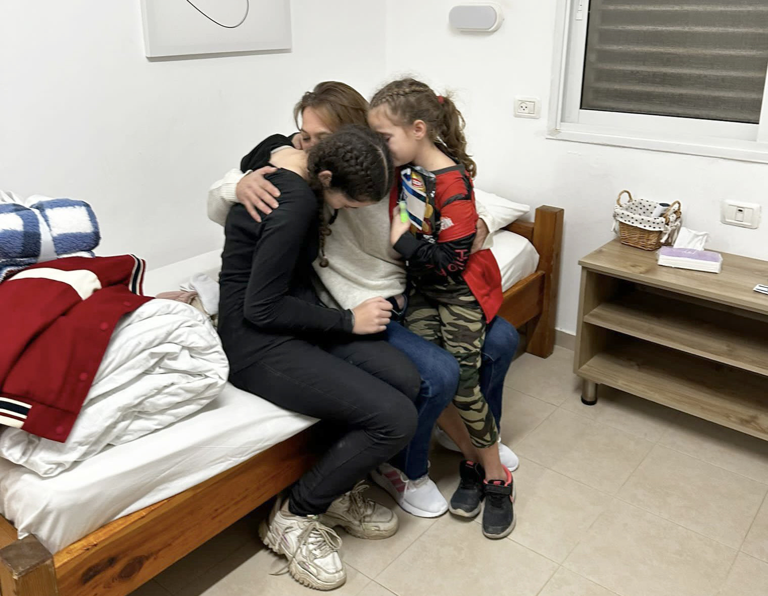 Megszólalt a magyar édesanya, aki 51 nap után kapta vissza túszul ejtett kislányait