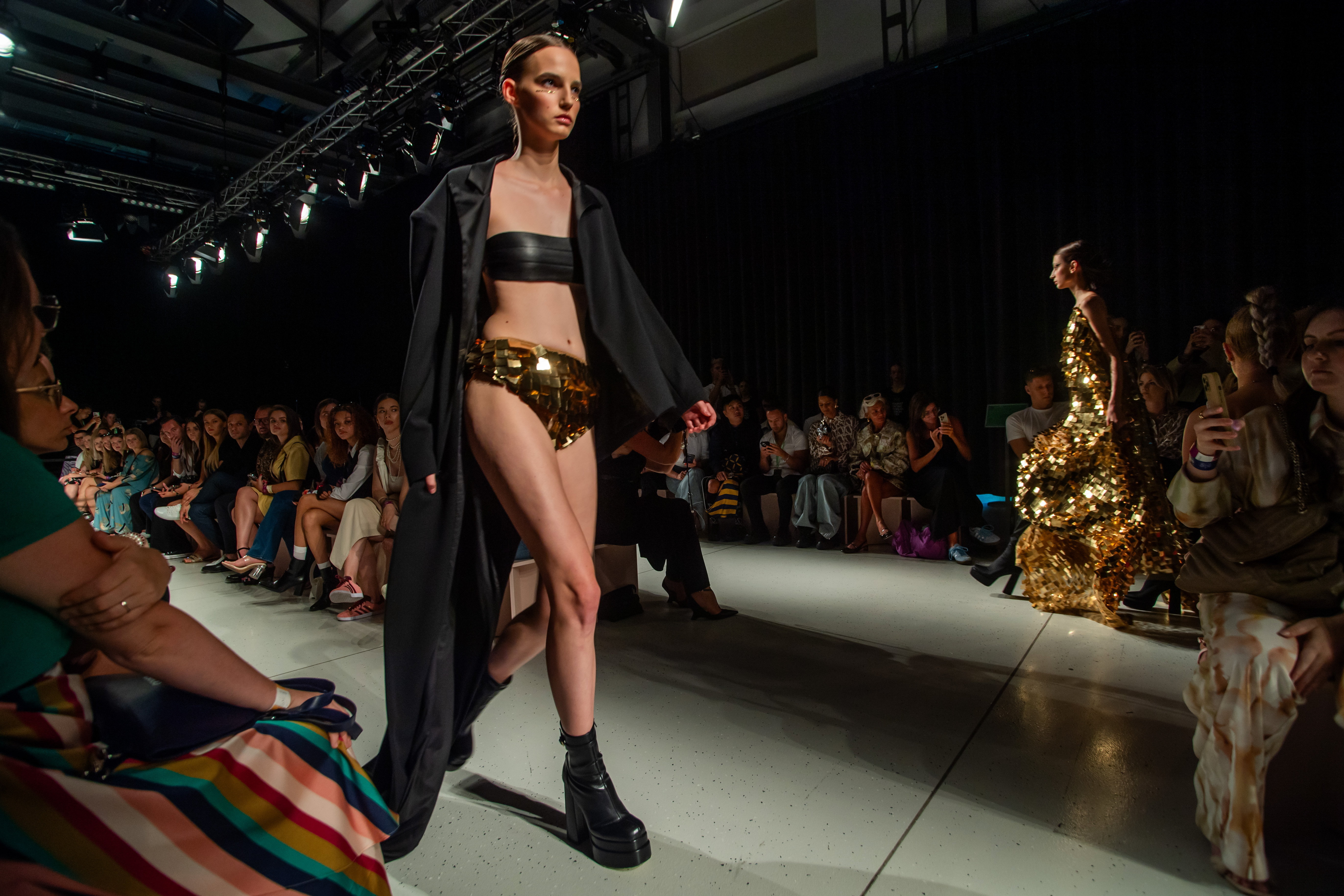 Közép-Európa legmeghatározóbb divateseménye: idén így zajlik a Budapest Central European Fashion Week  - fotókon az elképesztő ruhák