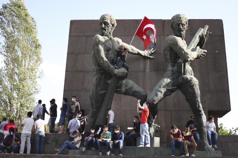 ankara turcja kizilay square młodziec´ na tle pomnika
