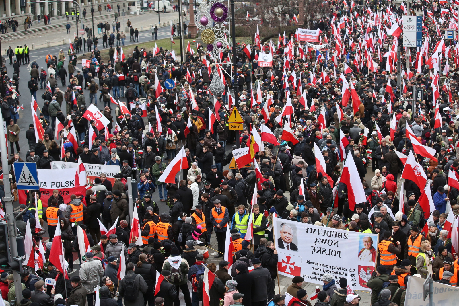 Organizatorzy marszu odczytują listę ofiar stanu wojennego. Po każdym wyczytanym nazwisku tłum powtarza formułę: