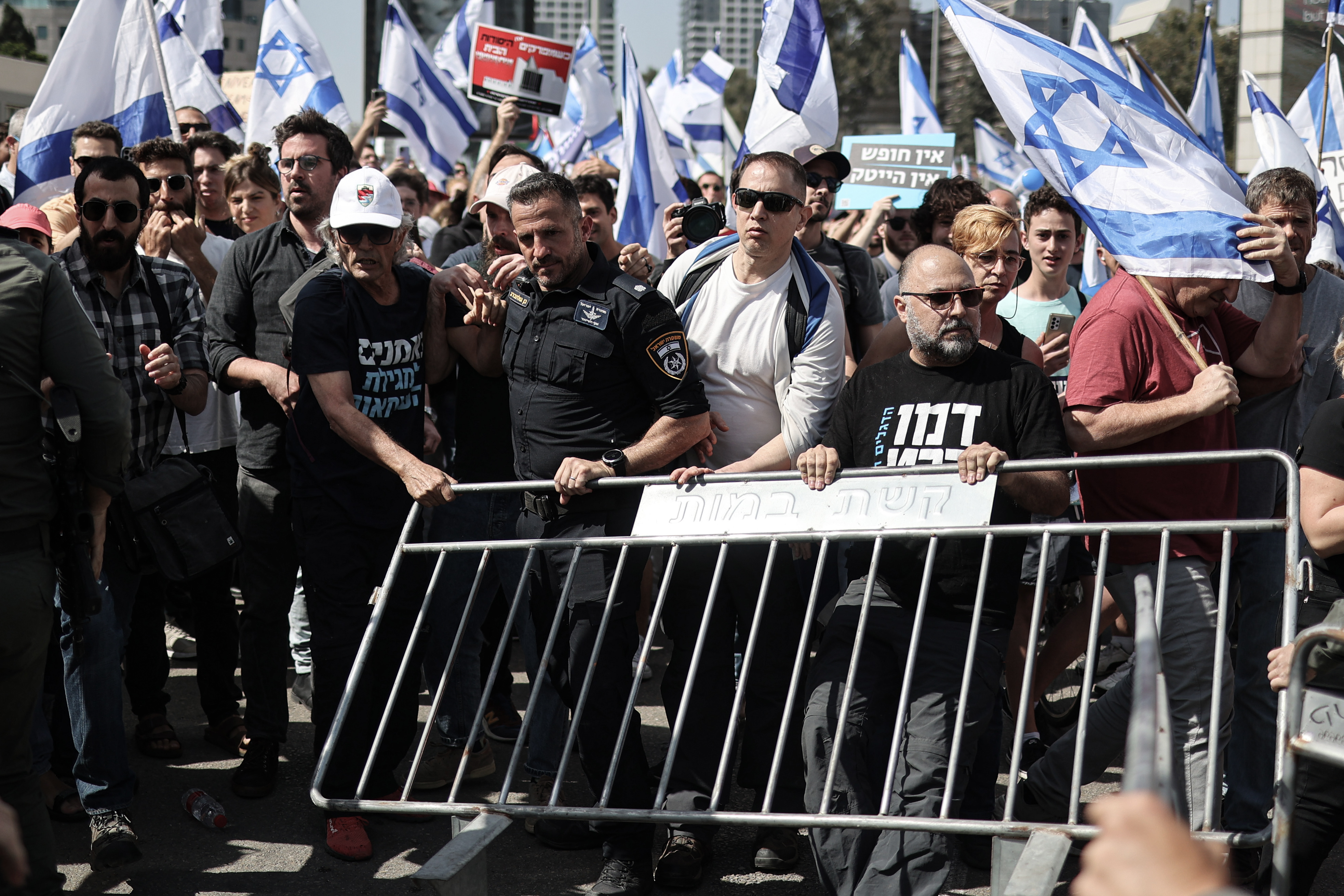 „Izrael nem Magyarország!” – skandálta a tüntető tömeg Tel-Avivban, ahol a kormány beleszólna a bírói kinevezésekbe