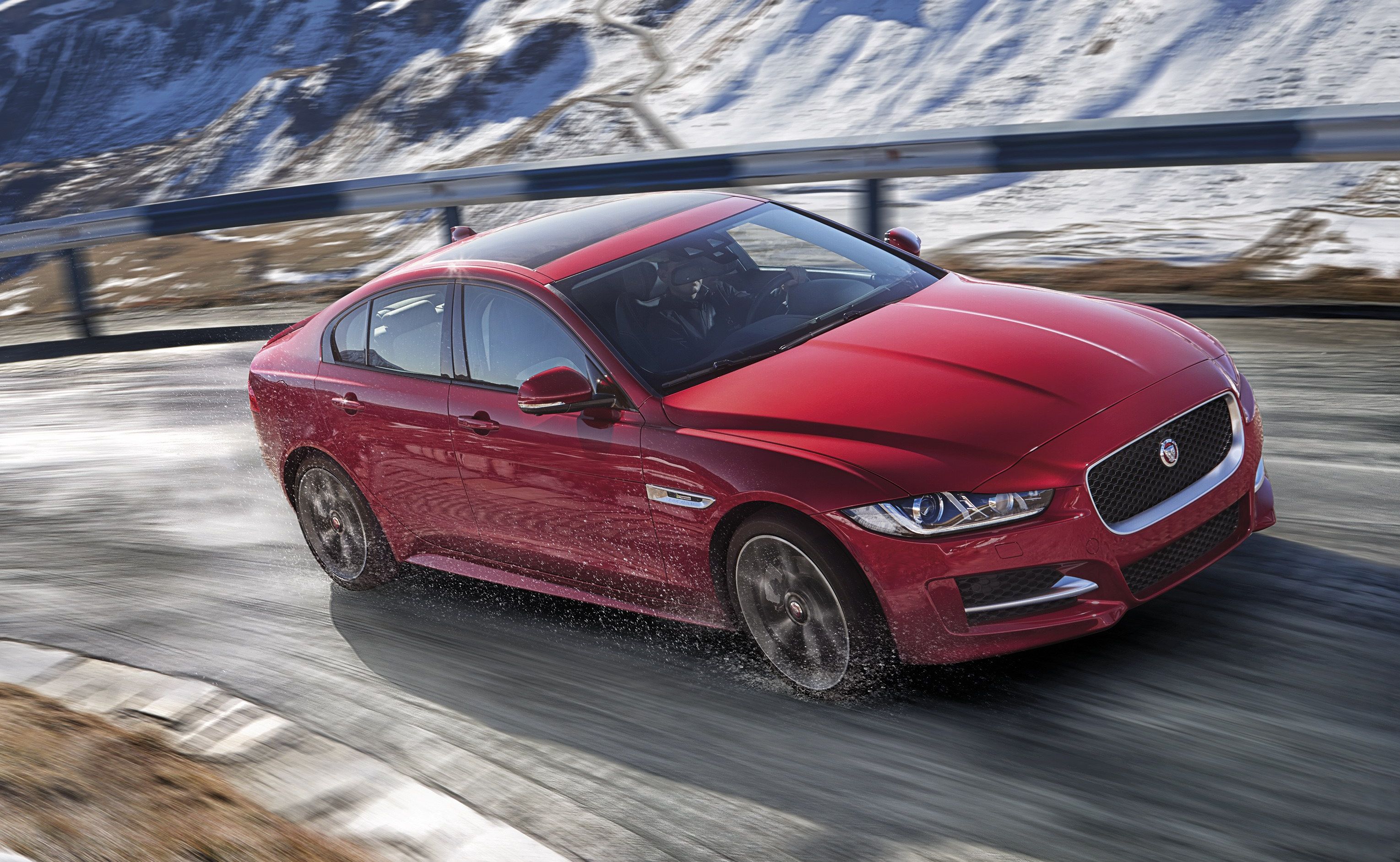 Nowy jaguar XE to także jeden z siedmiu pretendentów do zdobycia zaszczytnego tytułu