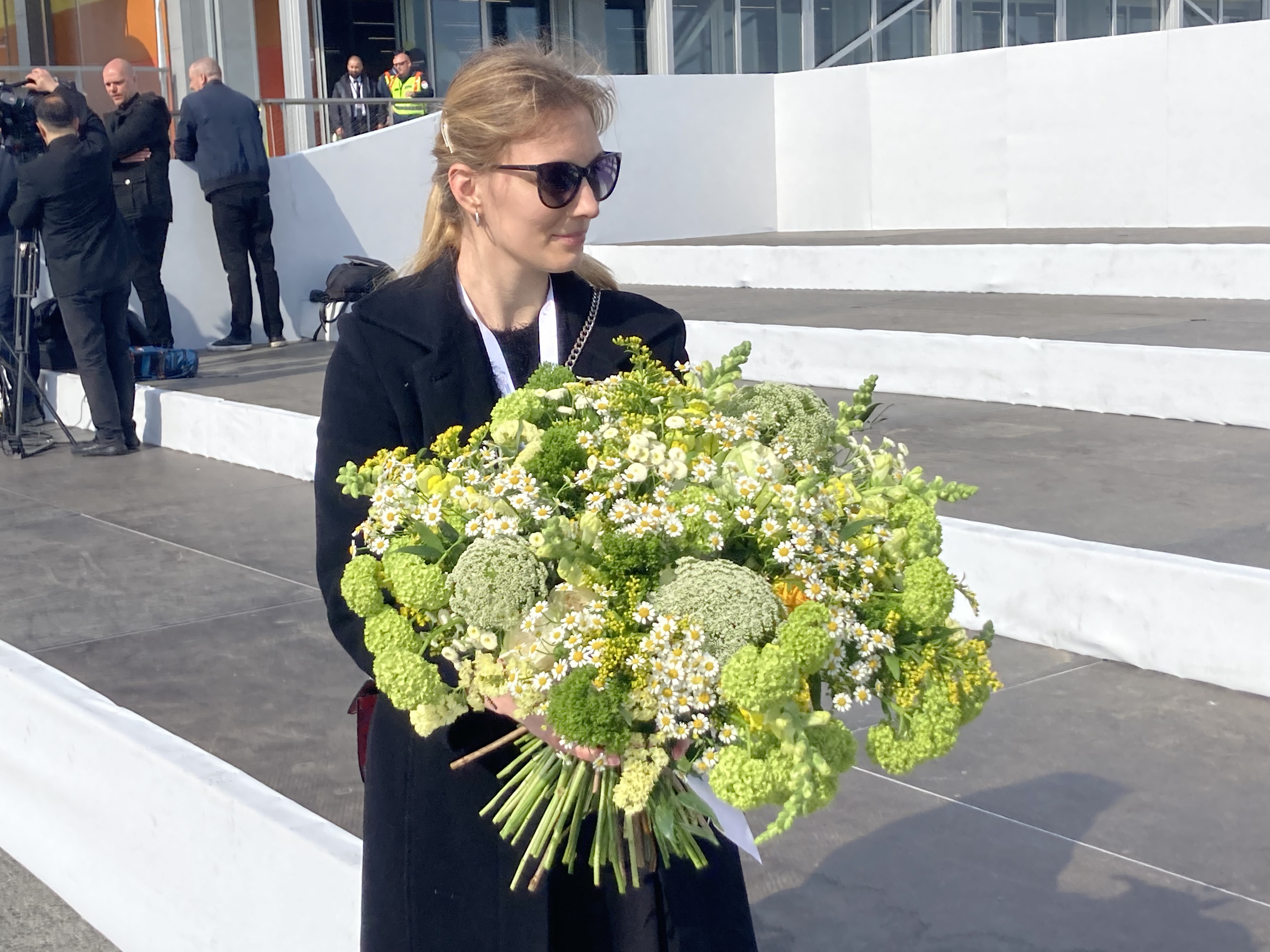 Ezzel a virágcsokorral várják Ferenc pápát a reptéren  – fotók