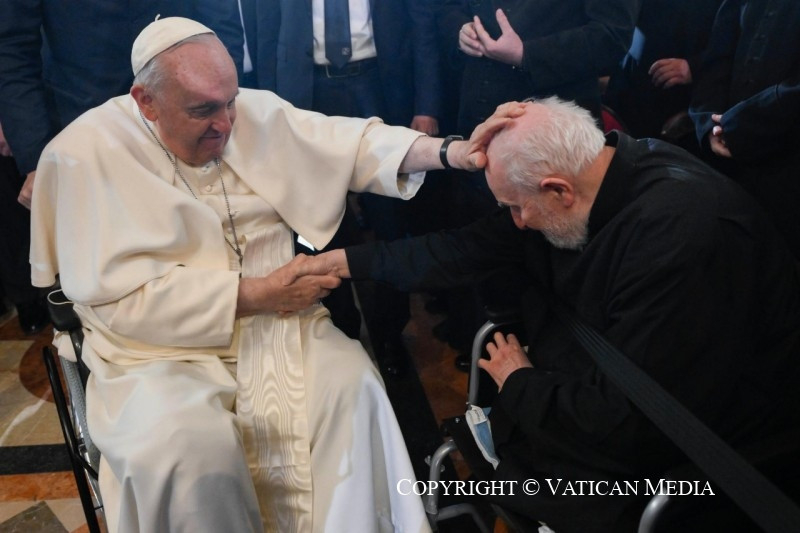 Hajléktalanok albérletét fizeti a megáldott pap