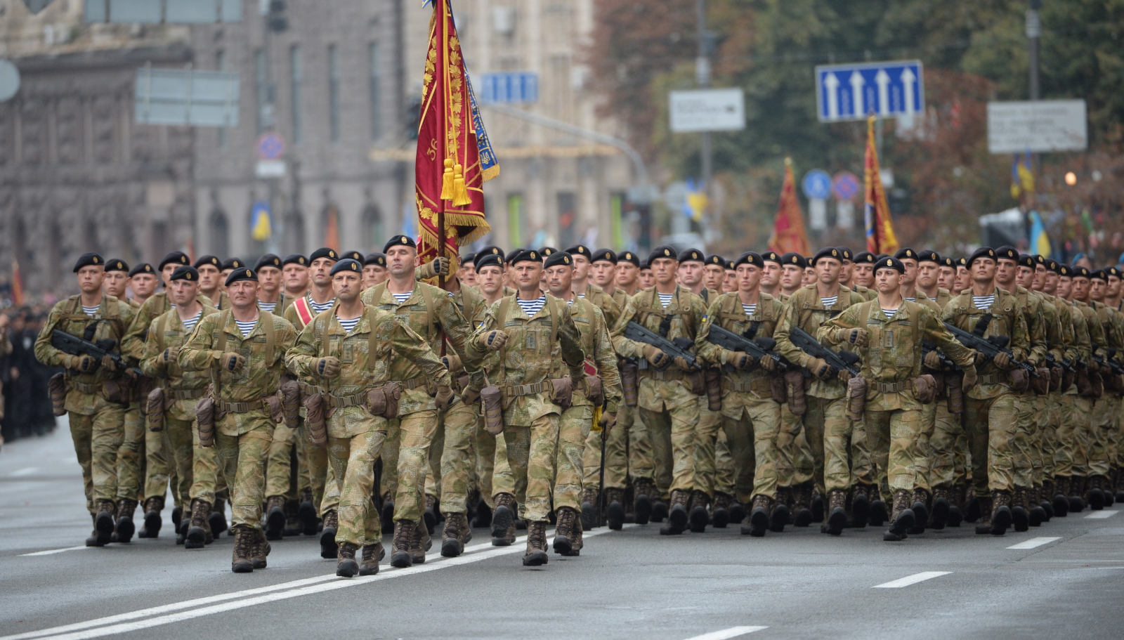 W paradzie wzięło udział także ponad 200 pojazdów wojskowych, w tym czołgi, transportery opancerzone, haubice i wyrzutnie rakietowe. Oddzielną kolumną przed zgromadzonymi przeszli weterani walk z prorosyjskimi separatystami w Donbasie.