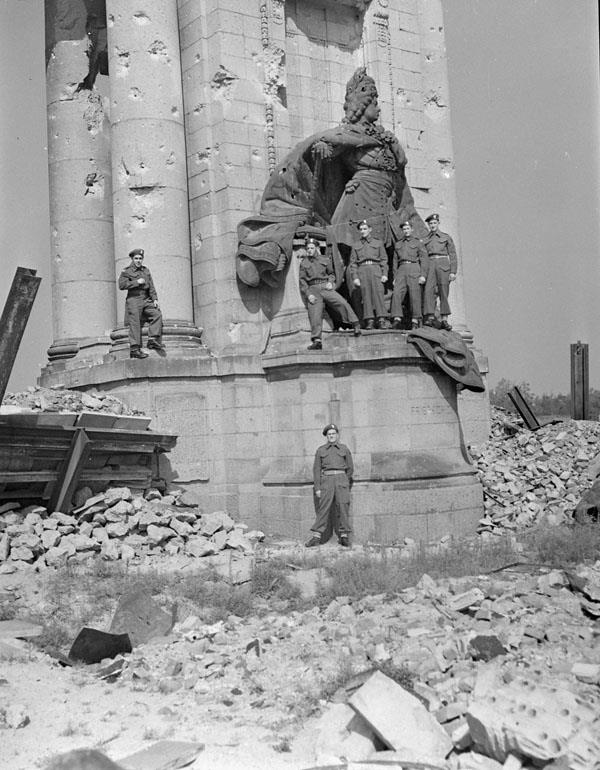 Berlin 1945 Kandyjczycy brama Charlottenburger