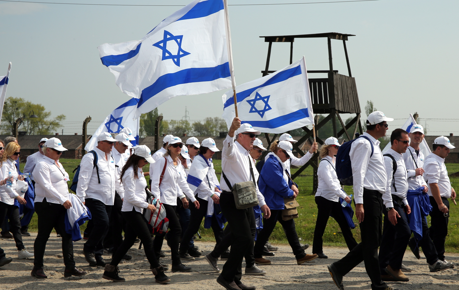 Niemcy zgładzili w Auschwitz ponad 1,1 mln osób, z czego ok. 1 mln było Żydami. Polski Żyd Dawid Wongczewski, deportowany 20 czerwca 1940 r., był pierwszą śmiertelną ofiarą obozu. Zmarł zamęczony kilkanaście dni później. Masowe transporty do Auschwitz rozpoczęły się w 1942 r. Najliczniejszą grupę deportowanych Żydów stanowili obywatele Węgier – ok. 430 tys., a także obywatele II Rzeczypospolitej – ok. 300 tys. W Auschwitz Niemcy mordowali Żydów z krajów okupowanych i państw satelickich.