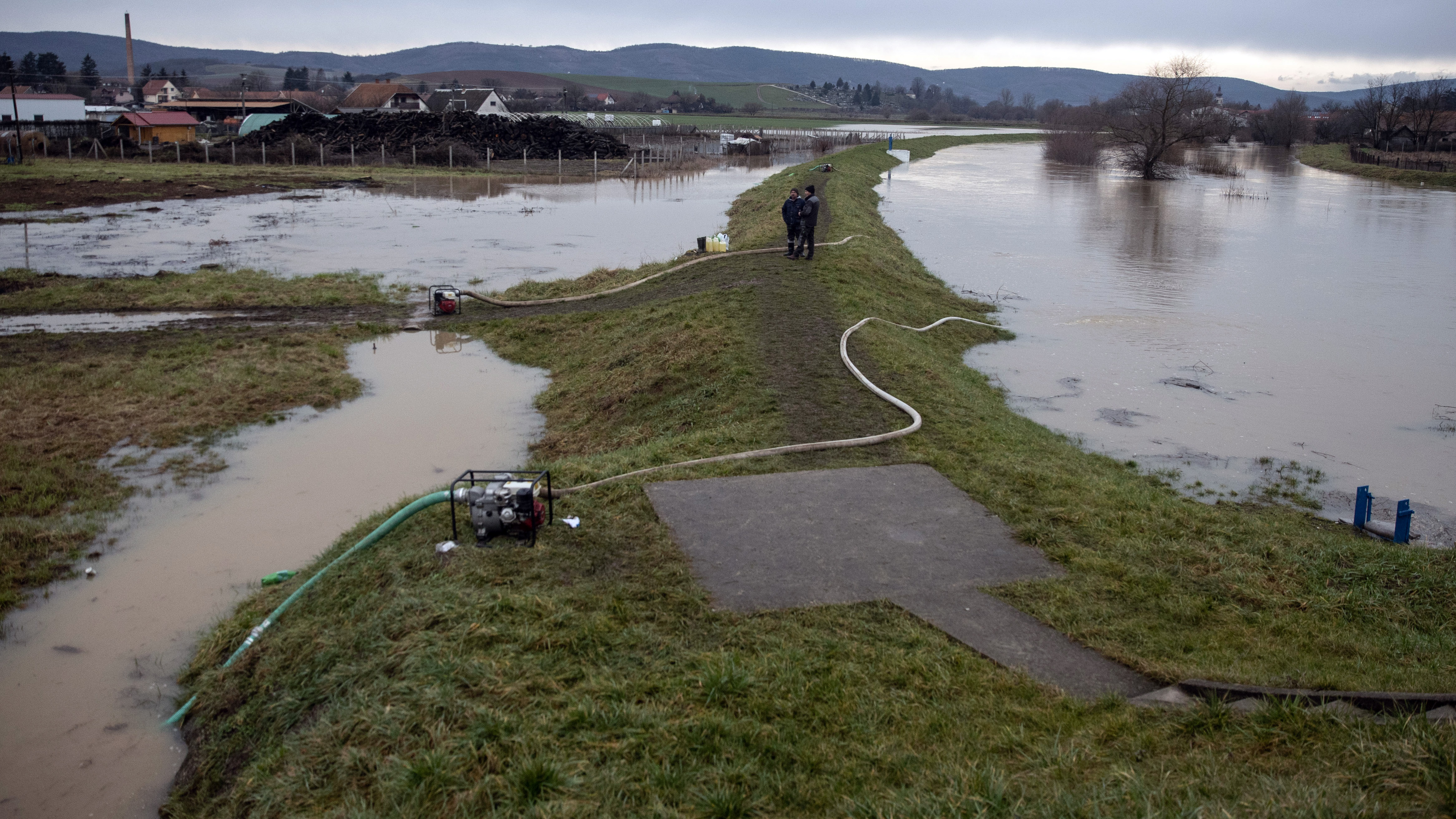 Súlyos a helyzet: az ország több folyója mentén árvédelmi készültséget rendelhetnek el