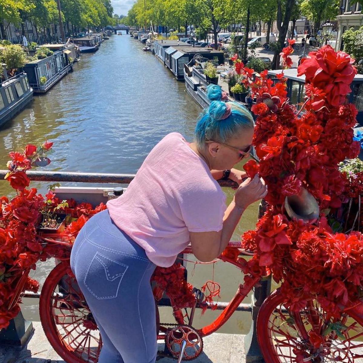 Ma prawie 60 lat i zarabia na seks-fotkach. Namówiła ją... córka