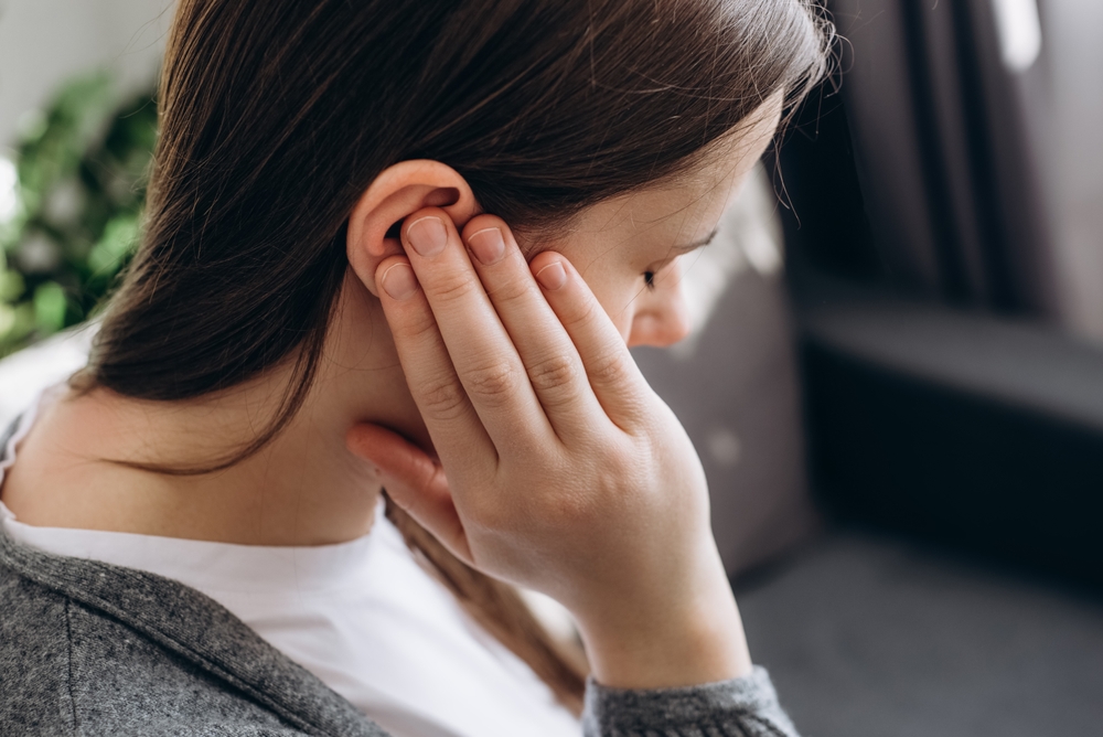 Mitől pattoghat a fülem? A szakorvos elmondja | EgészségKalauz