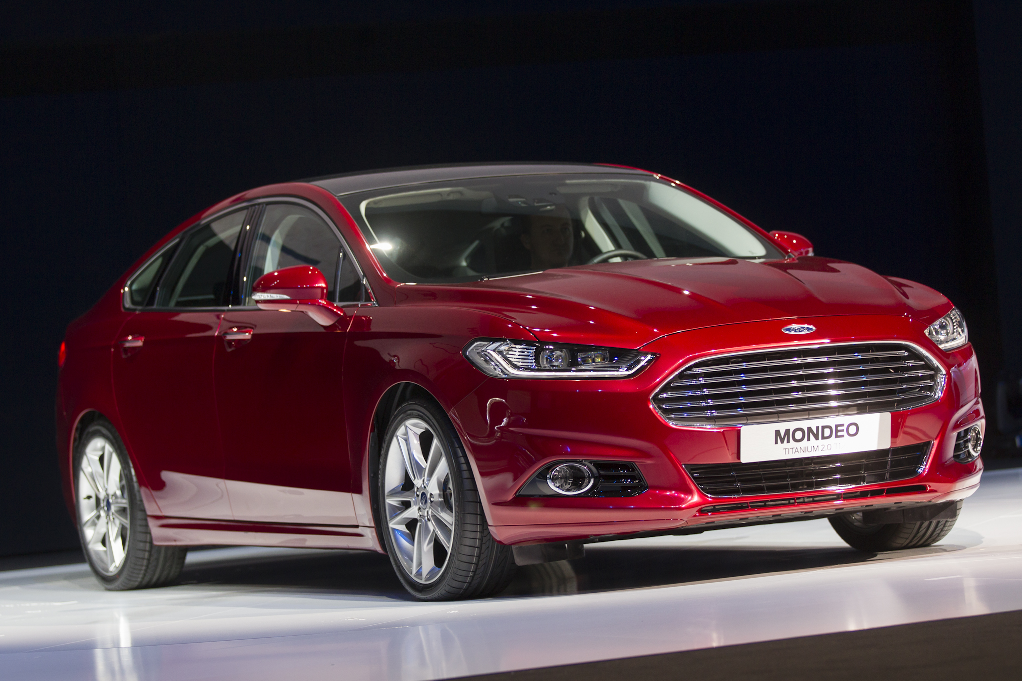 Najmocniejszą jednostką wysokoprężną pod maską mondeo czwartej generacji będzie nowy silnik 2.0 TDCi, który wyprodukuje 210 KM i 450 Nm momentu obrotowego. Dieslowskie serce zadebiutuje w 2015 roku i zastąpi w ofercie Forda 200-konny motor 2.2 TDCi. Ile w Polsce kosztuje najnowsze wcielenie odwiecznego rywala volkswagena passata?