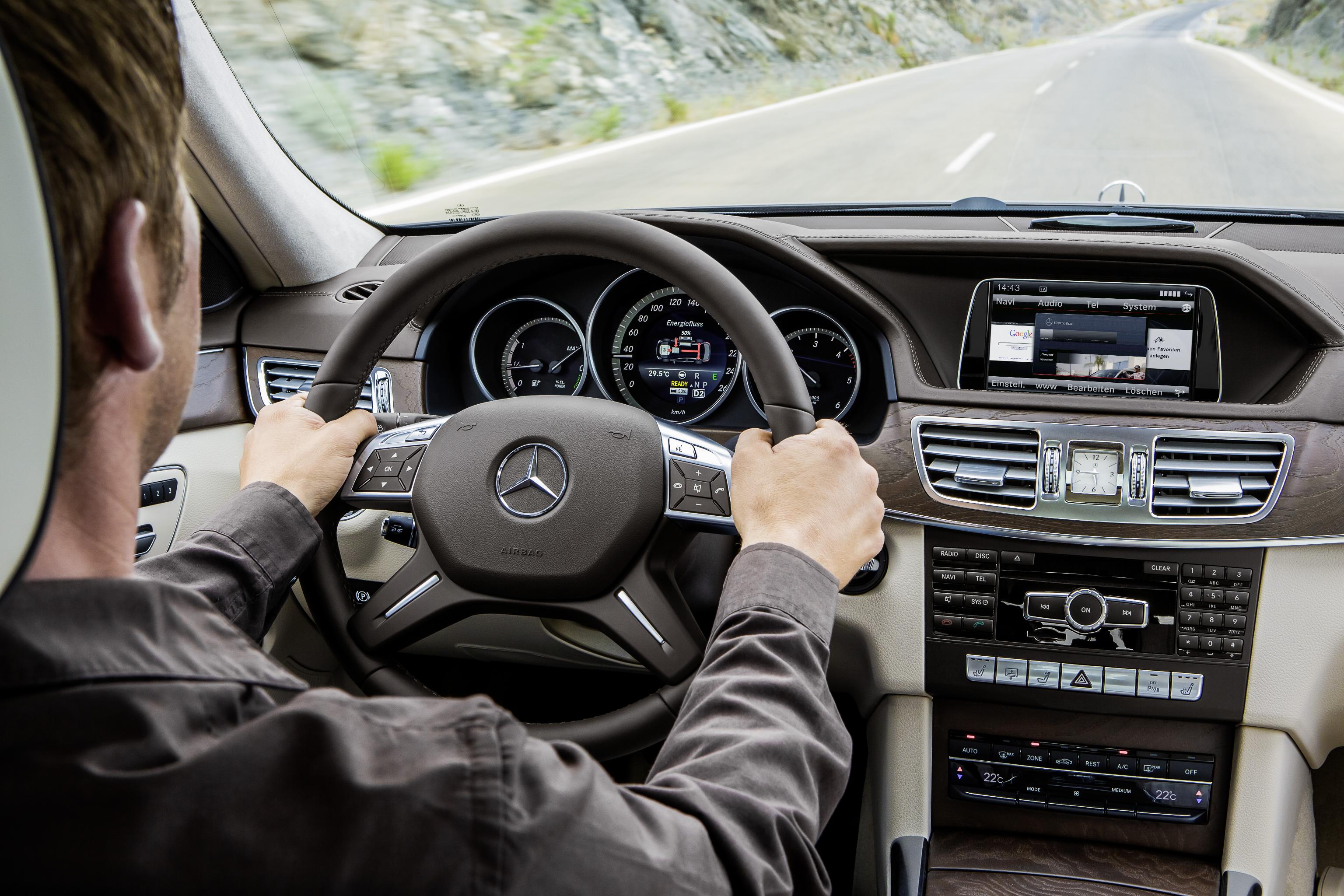 Na liście opcji są m.in. DISTRONIC PLUS wraz z układem Steering Assist może wspomóc kierowcę w podążaniu zadanym pasem ruchu i półautomatycznie śledzić tor jazdy poprzedzającego auta. Po raz pierwszy system BAS PLUS wraz z funkcją Junction Assist jest w stanie wykryć pojazdy i pieszych znajdujących się na torze poprzecznym do toru jazdy auta i w razie potrzeby zwiększyć siłę hamowania wywieraną przez kierowcę. PRE-SAFE Brake może wykryć przechodniów i zainicjować autonomiczne hamowanie, by uniknąć kolizji do prędkości 50 km/h...